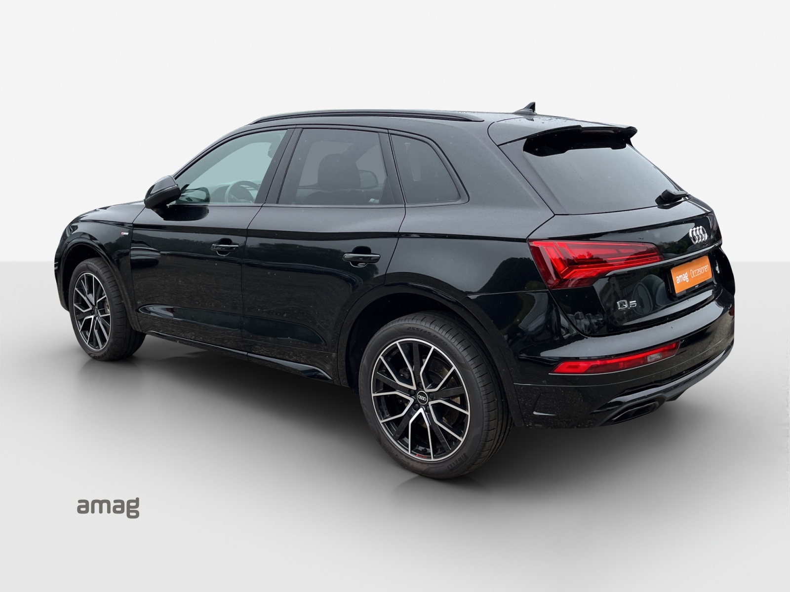 AUDI Q5 40 TDI Black Edition quattro S-tronic-image-2