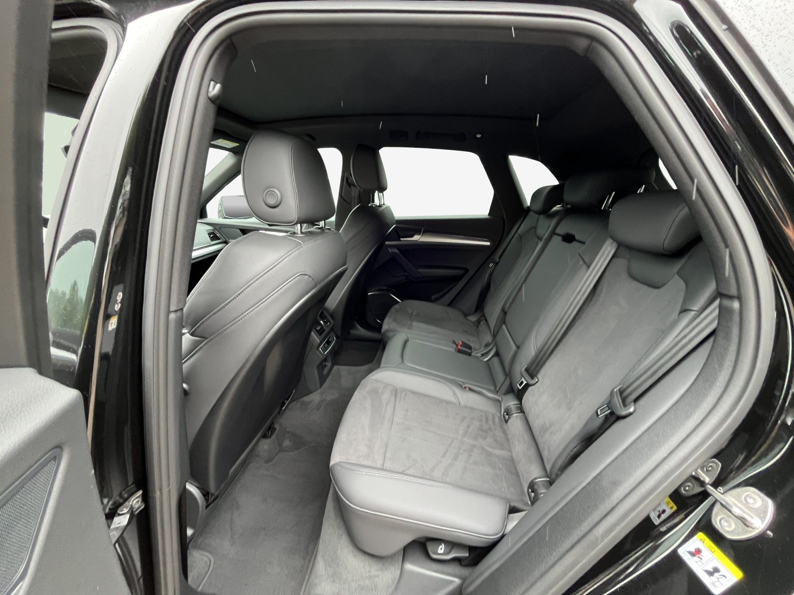 AUDI Q5 40 TDI Black Edition quattro S-tronic-image-10