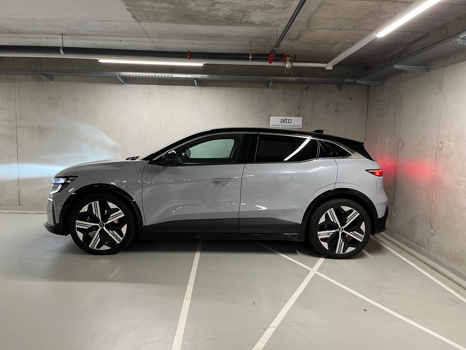 RENAULT Mégane E-TECH EV60 Iconic-image-1