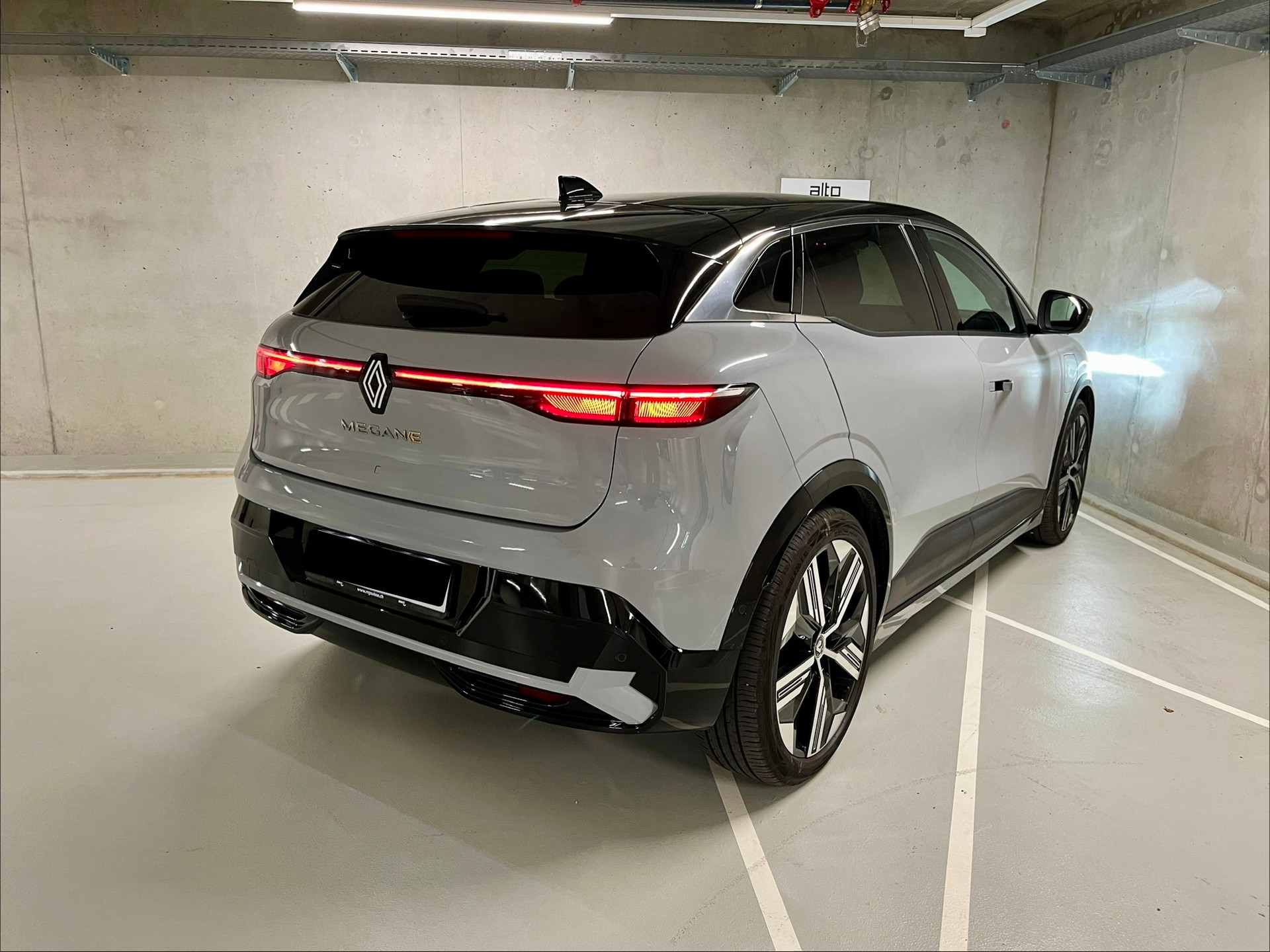 RENAULT Mégane E-TECH EV60 Iconic-image-4