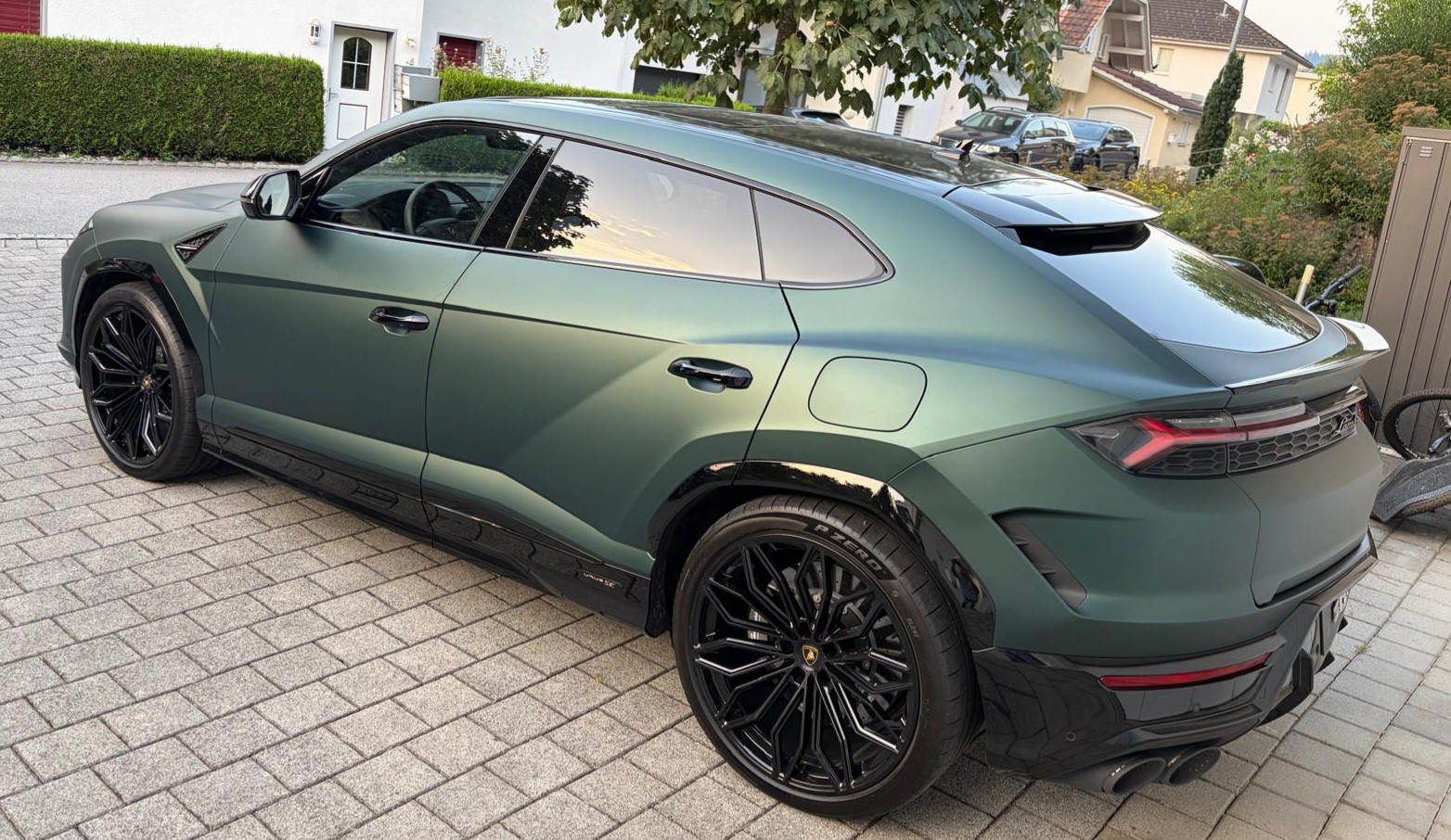 LAMBORGHINI Urus SE-image-3