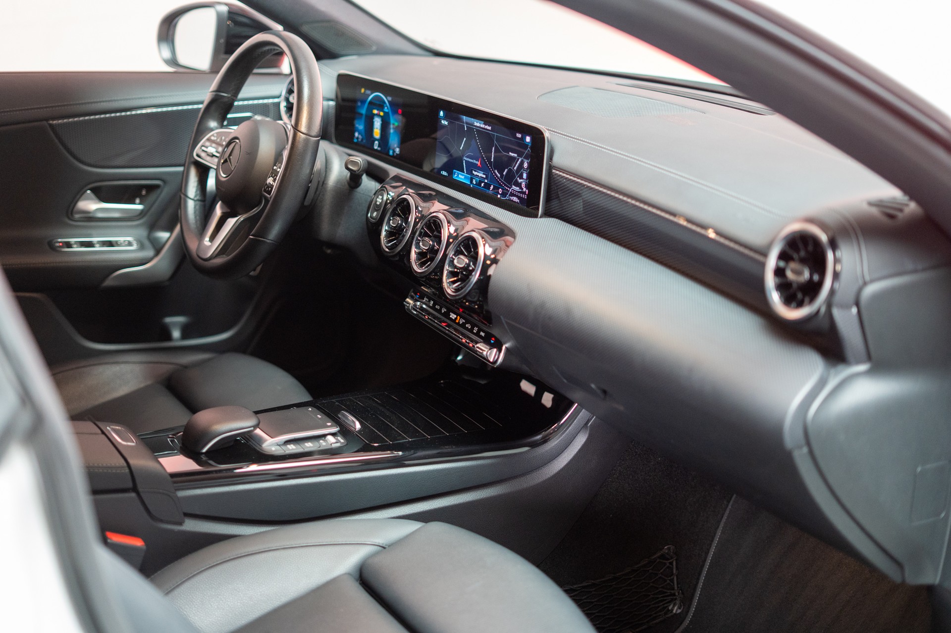 MERCEDES-BENZ CLA 180 Progressive / CH-Fahrzeug / Leder-Sitze / Rückfahrkamera-image-15