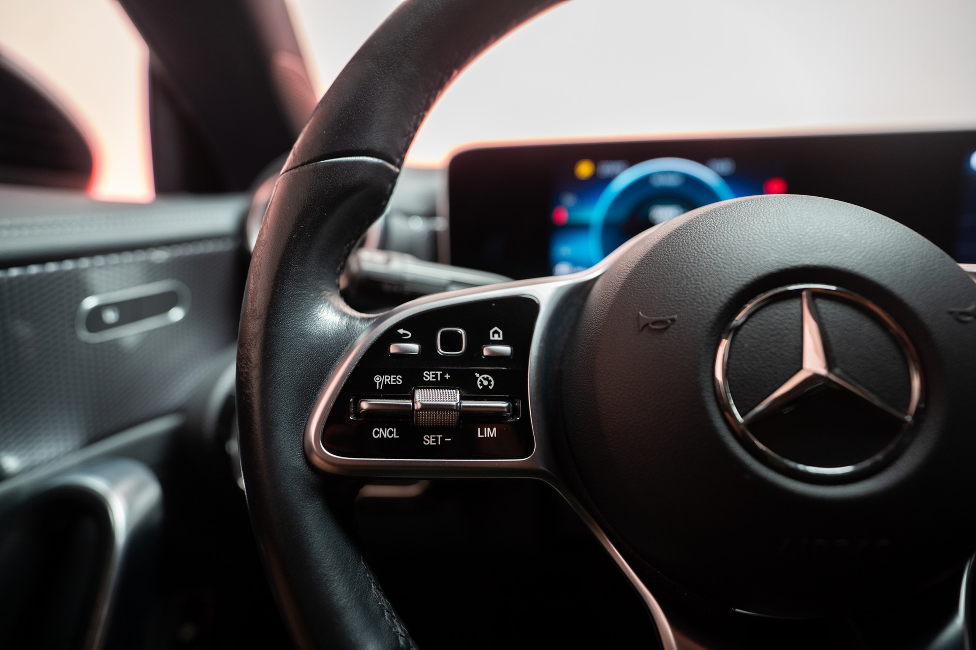 MERCEDES-BENZ CLA 180 Progressive / CH-Fahrzeug / Leder-Sitze / Rückfahrkamera-image-20