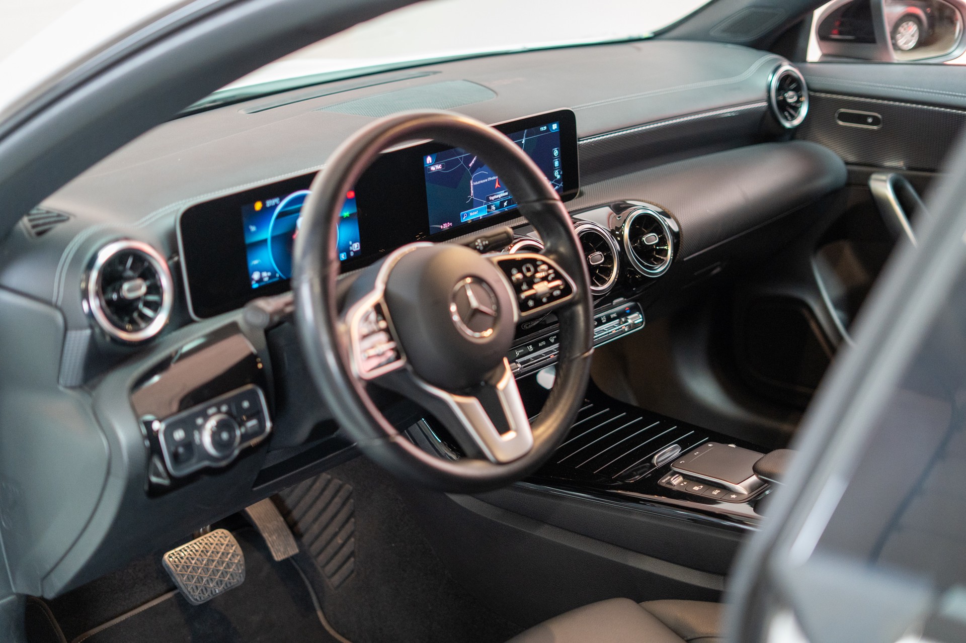 MERCEDES-BENZ CLA 180 Progressive / CH-Fahrzeug / Leder-Sitze / Rückfahrkamera-image-9