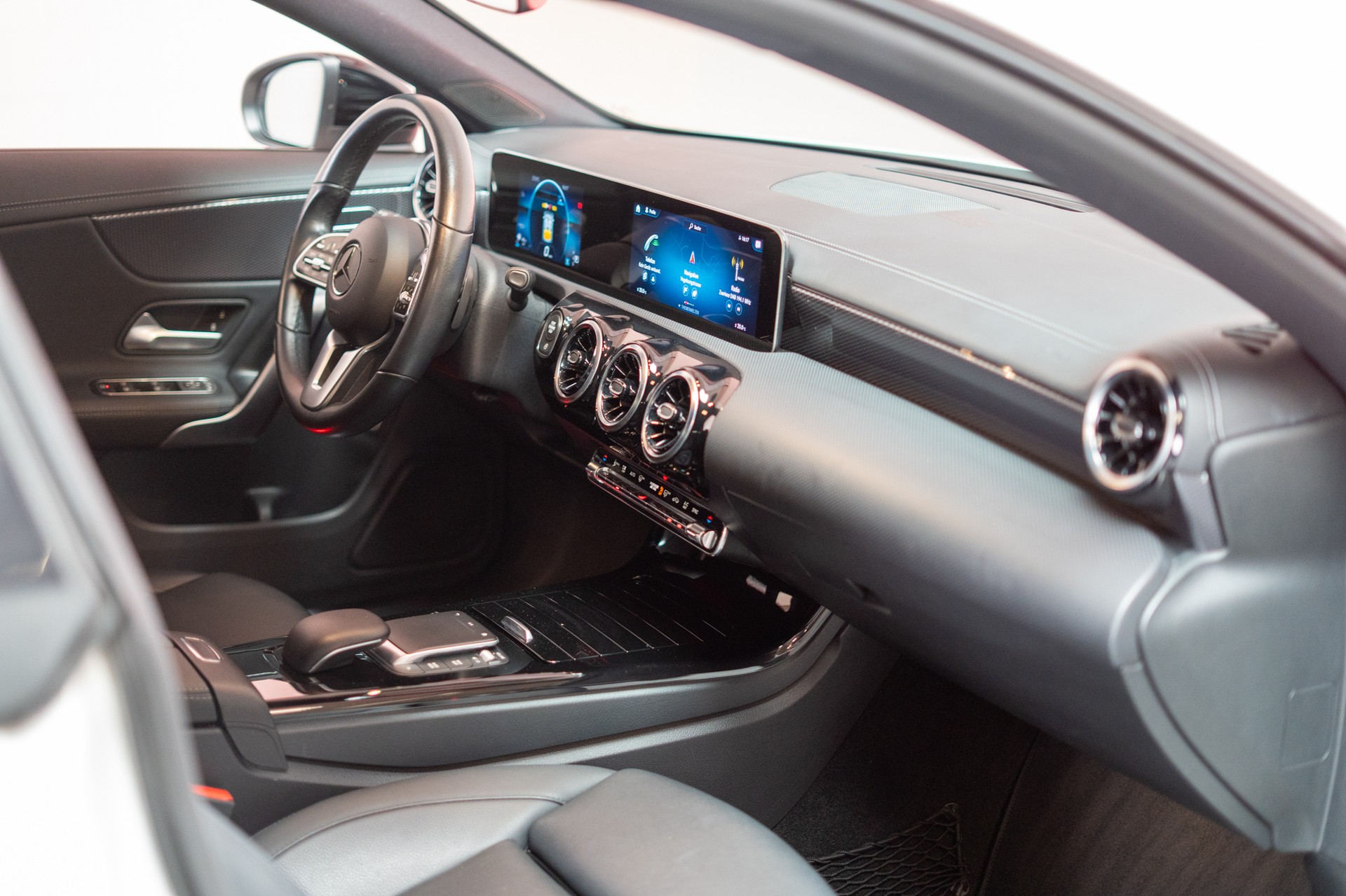 MERCEDES-BENZ CLA 180 Progressive / CH-Fahrzeug / Leder-Sitze / Rückfahrkamera-image-16