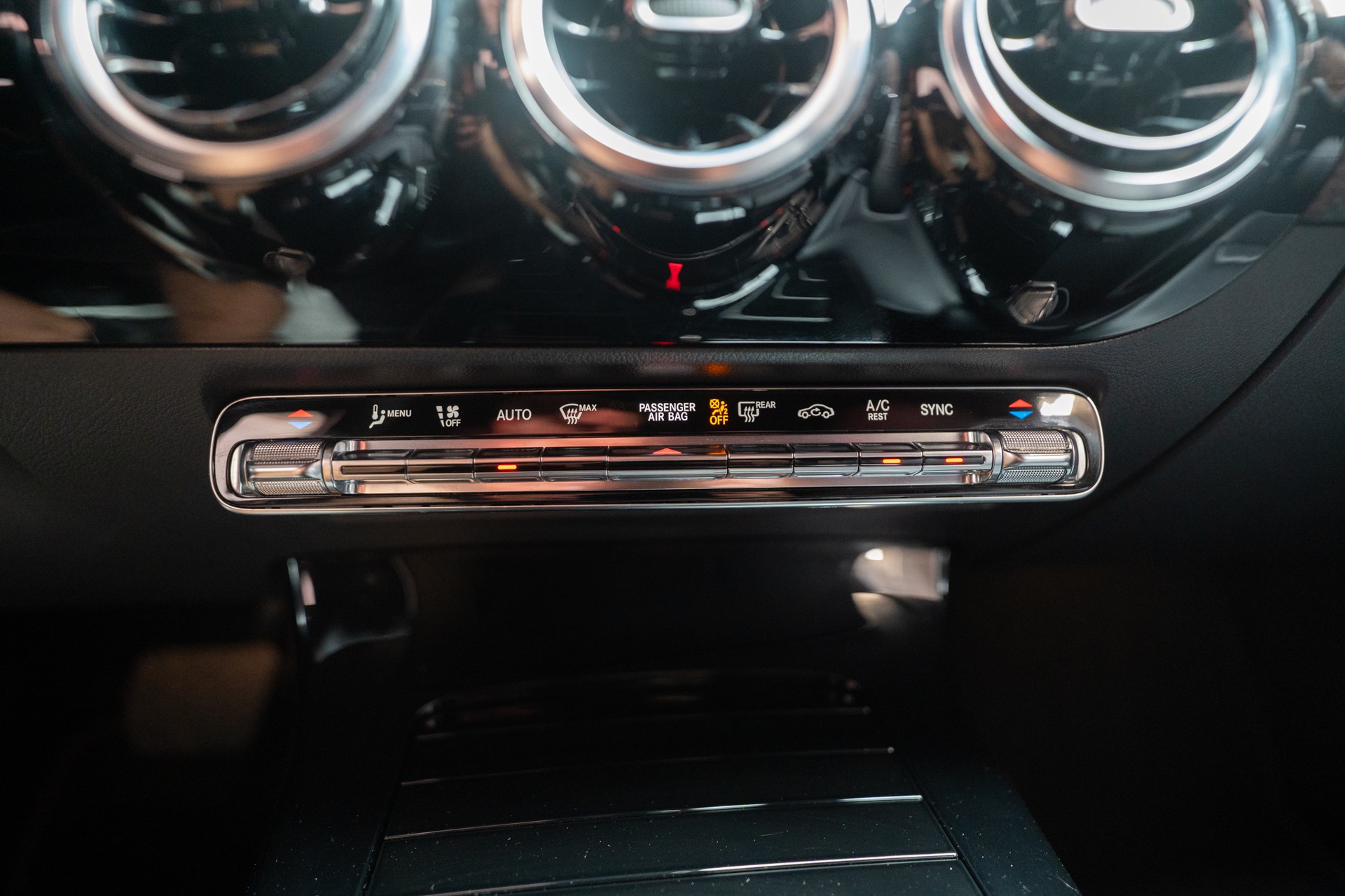 MERCEDES-BENZ CLA 180 Progressive / CH-Fahrzeug / Leder-Sitze / Rückfahrkamera-image-24