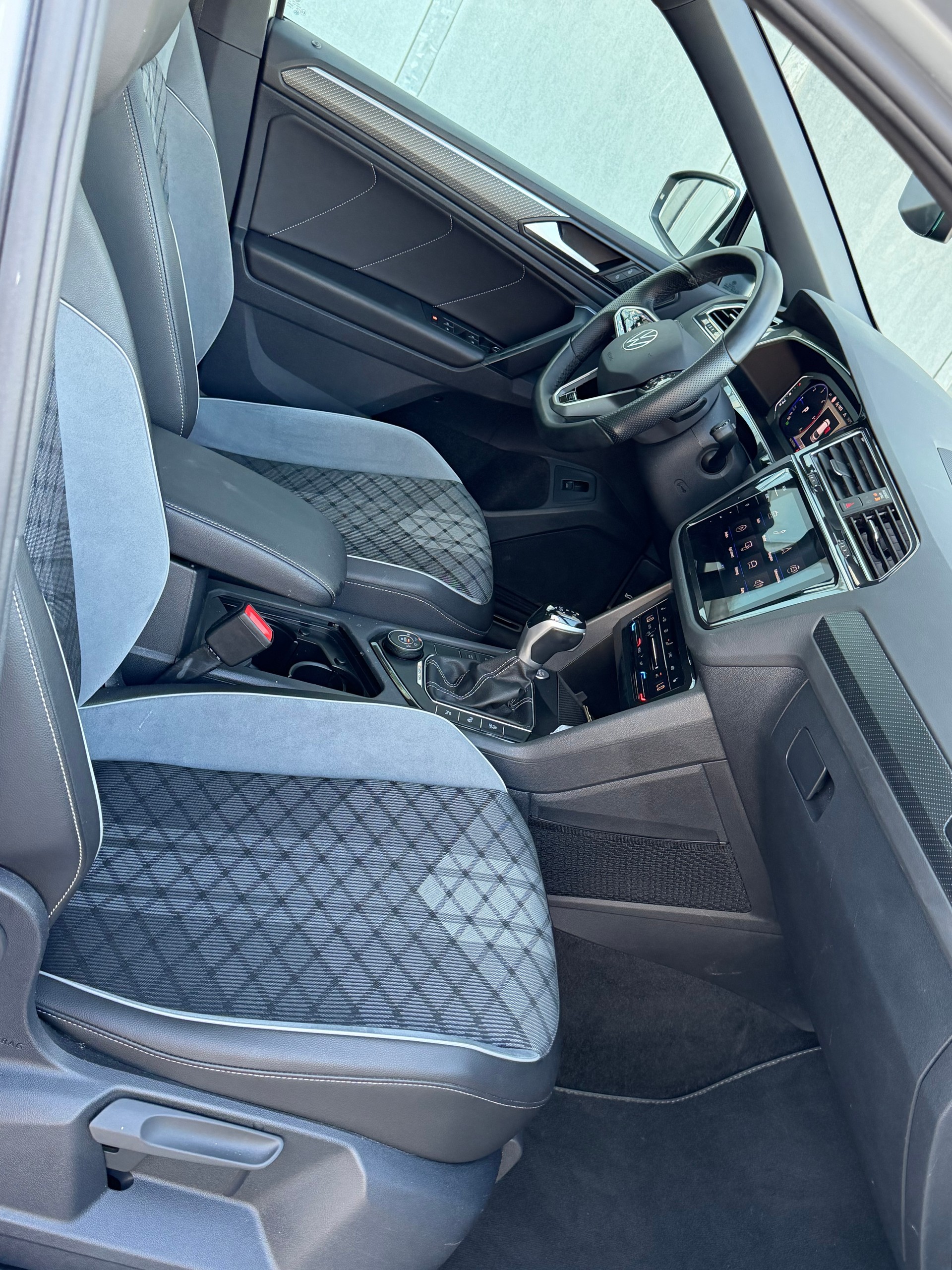 VW Tiguan 2.0 TDI SCR R-Line 4Motion DSG-image-6