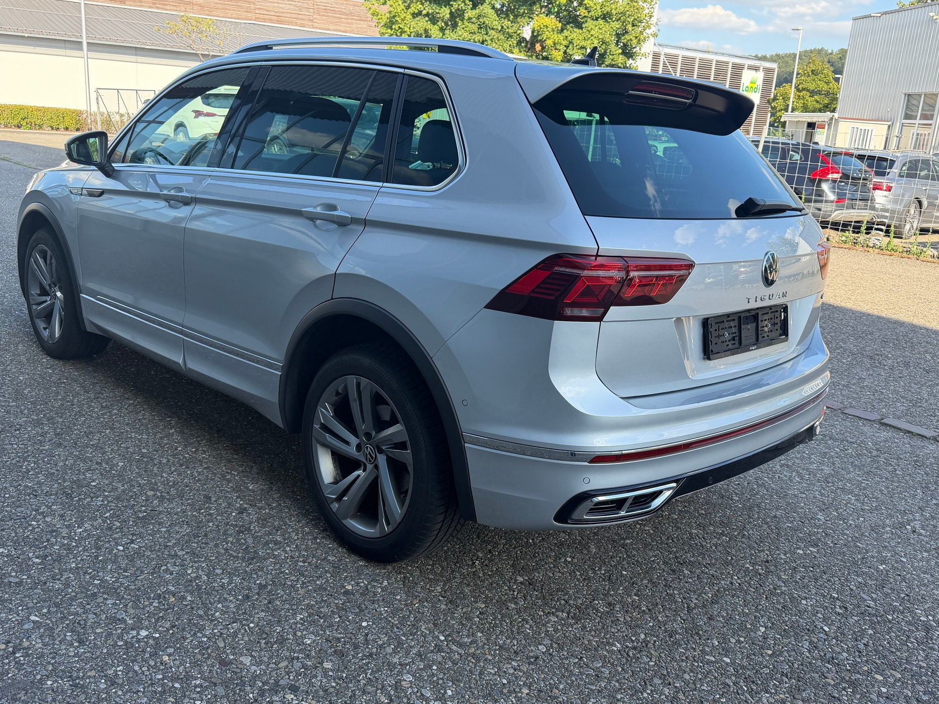 VW Tiguan 2.0 TDI SCR R-Line 4Motion DSG-image-3