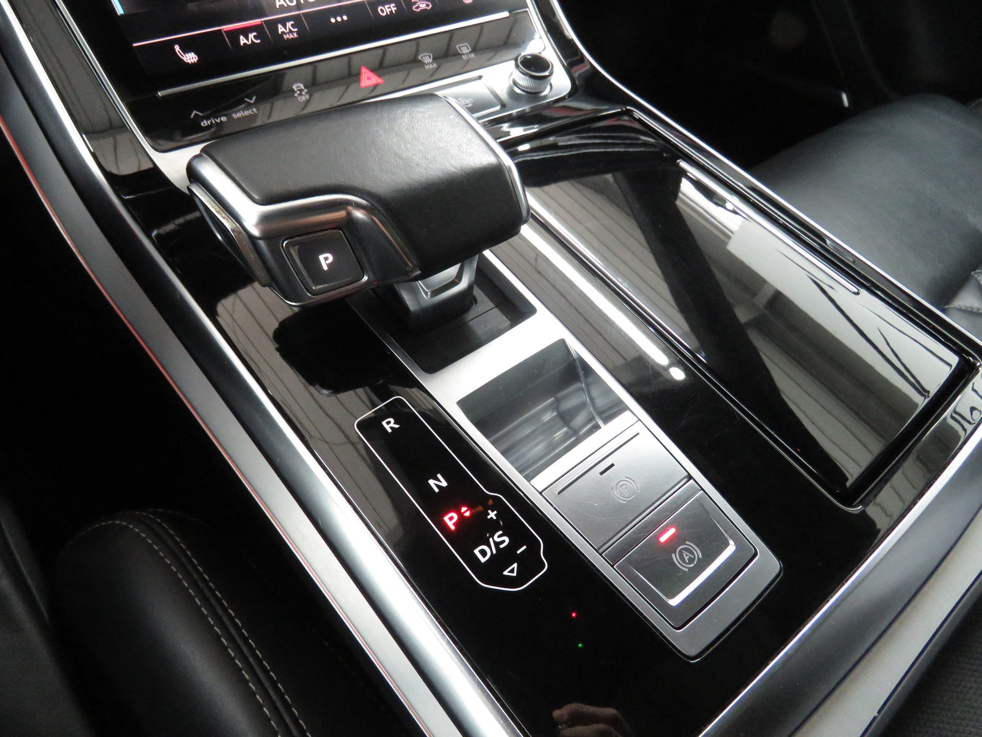 AUDI Q8 55 TFSI Quattro tiptronic (Automat, Hybrid)-image-17
