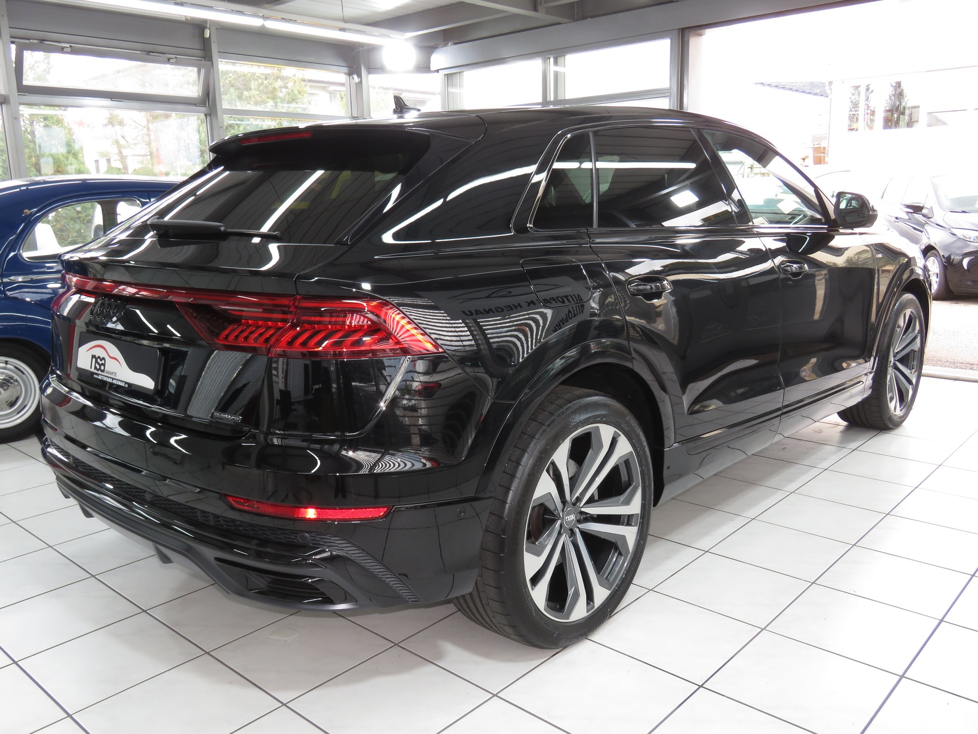 AUDI Q8 55 TFSI Quattro tiptronic (Automat, Hybrid)-showroom-element-3