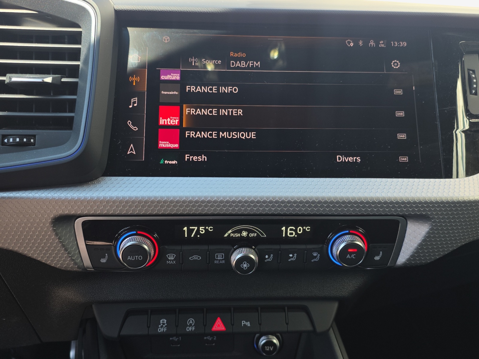 AUDI A1 City Carver 30 TFSI Attraction S-tronic-image-10