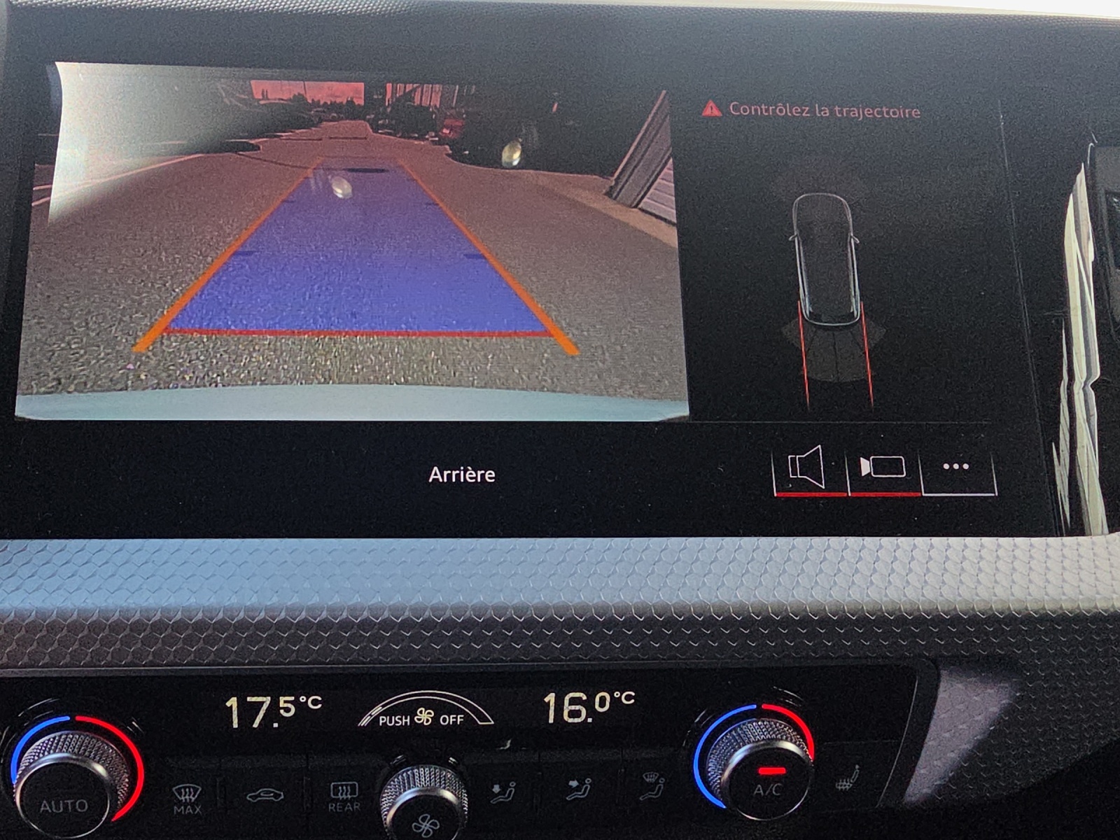 AUDI A1 City Carver 30 TFSI Attraction S-tronic-image-14