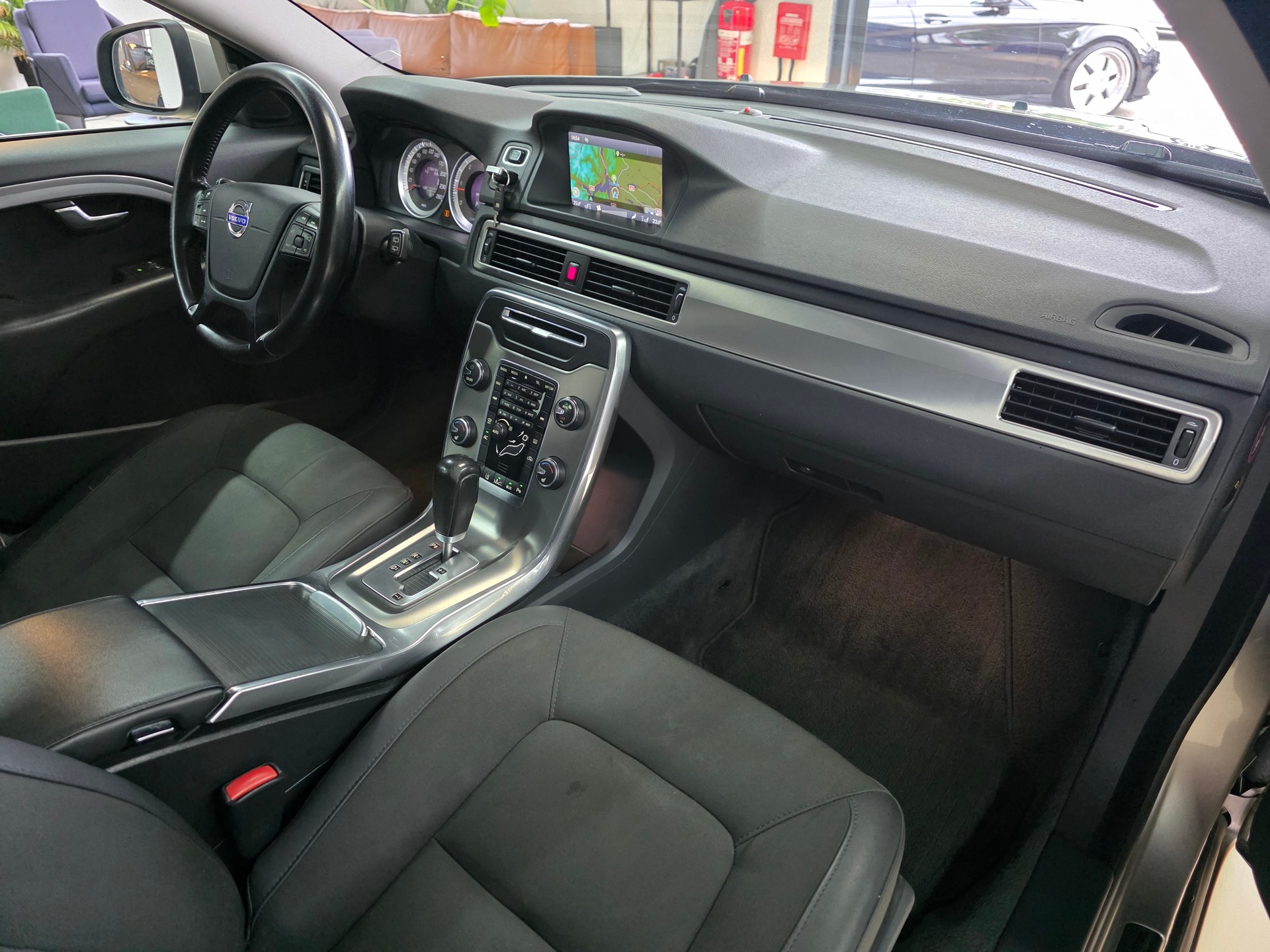 VOLVO V70 D5 AWD Momentum Geartronic-image-8