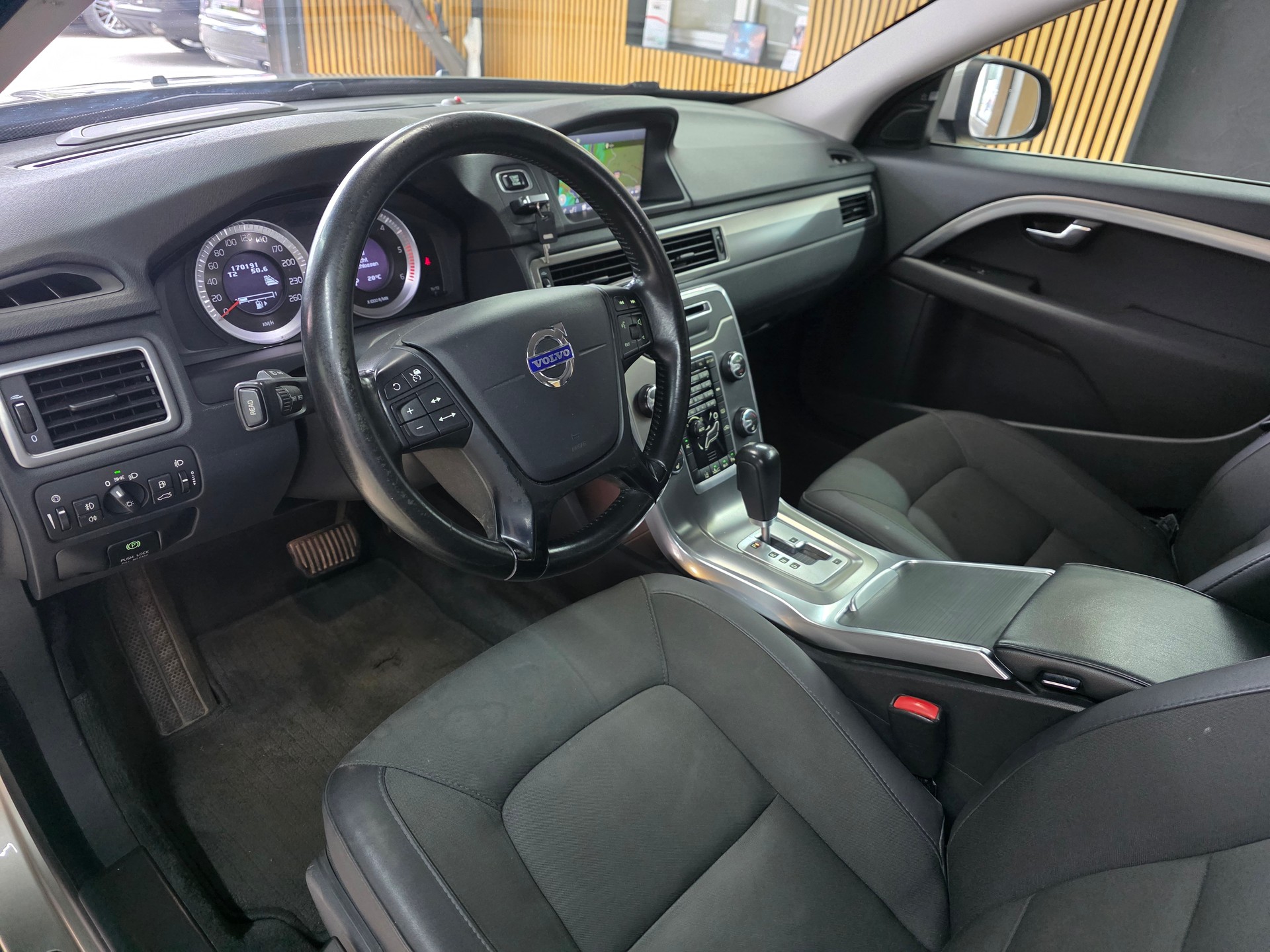VOLVO V70 D5 AWD Momentum Geartronic-image-7