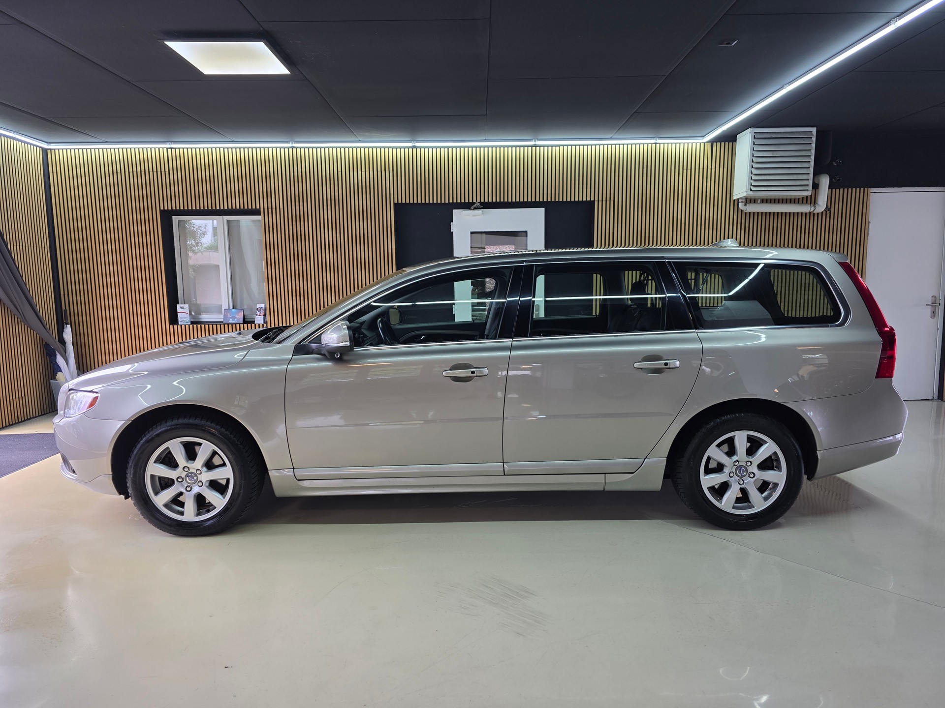 VOLVO V70 D5 AWD Momentum Geartronic-showroom-element-3