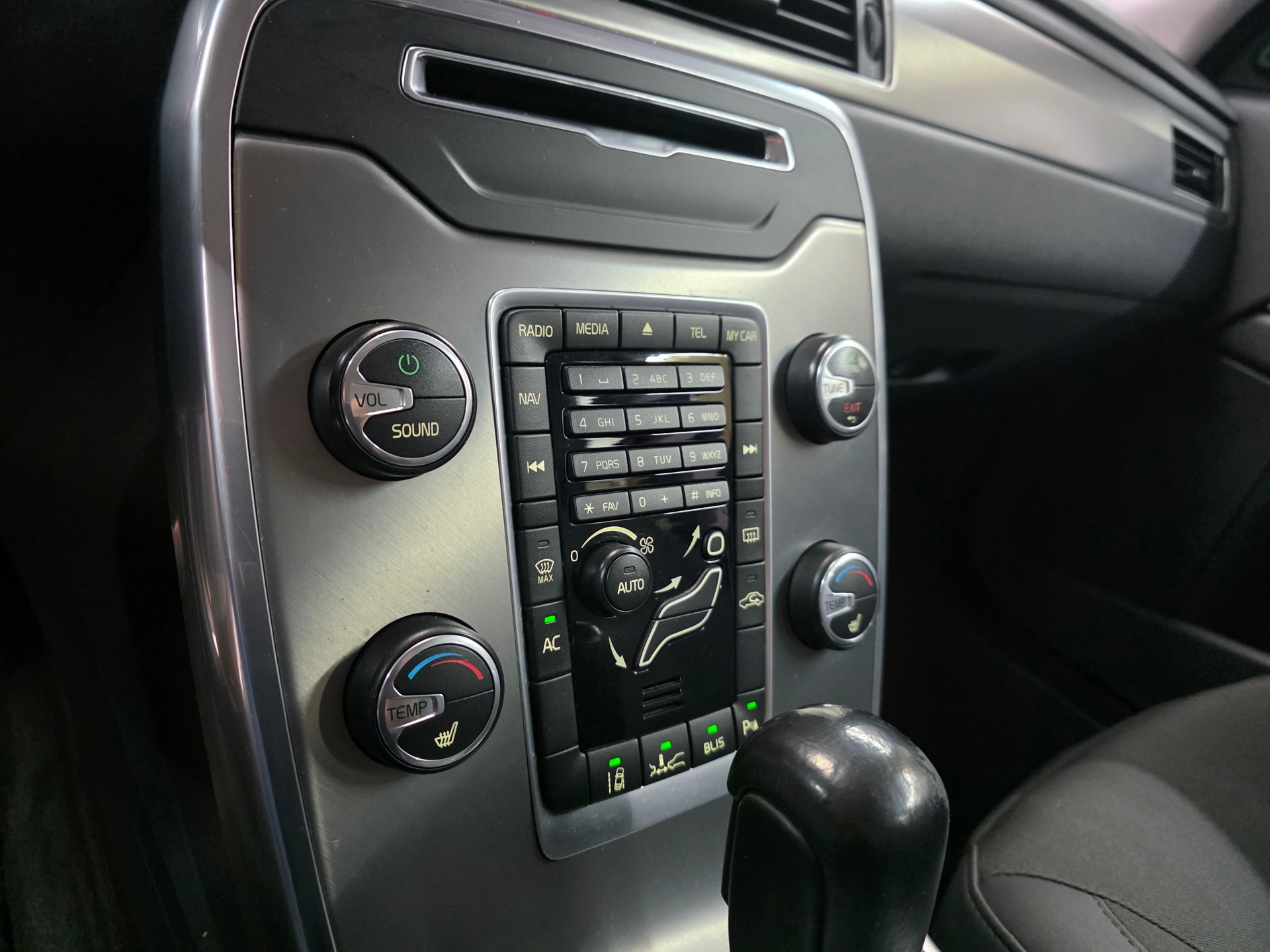 VOLVO V70 D5 AWD Momentum Geartronic-image-13