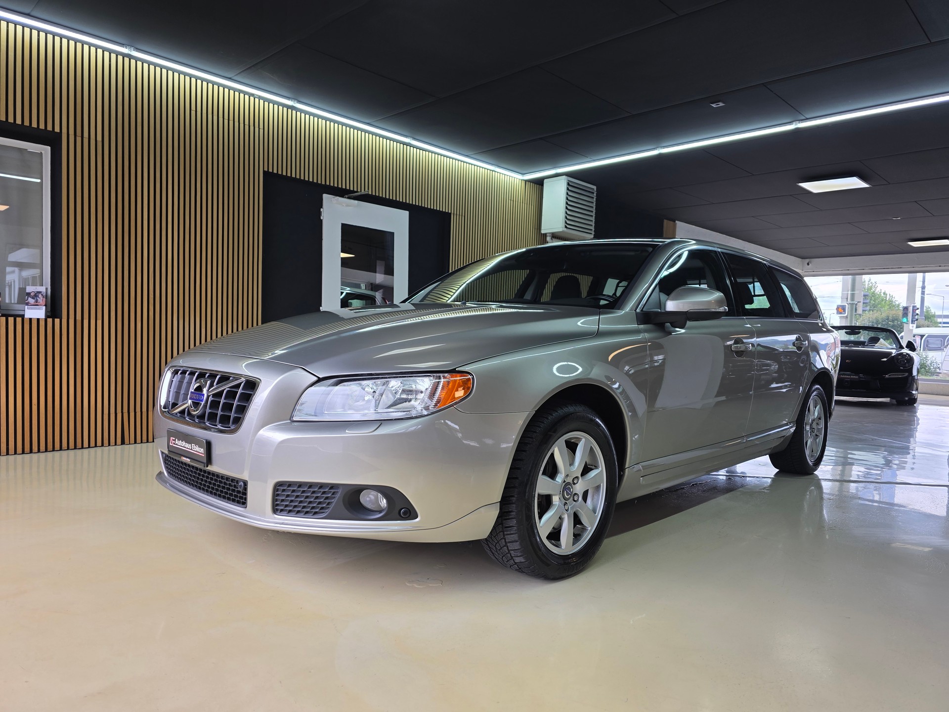 VOLVO V70 D5 AWD Momentum Geartronic-showroom-element-2