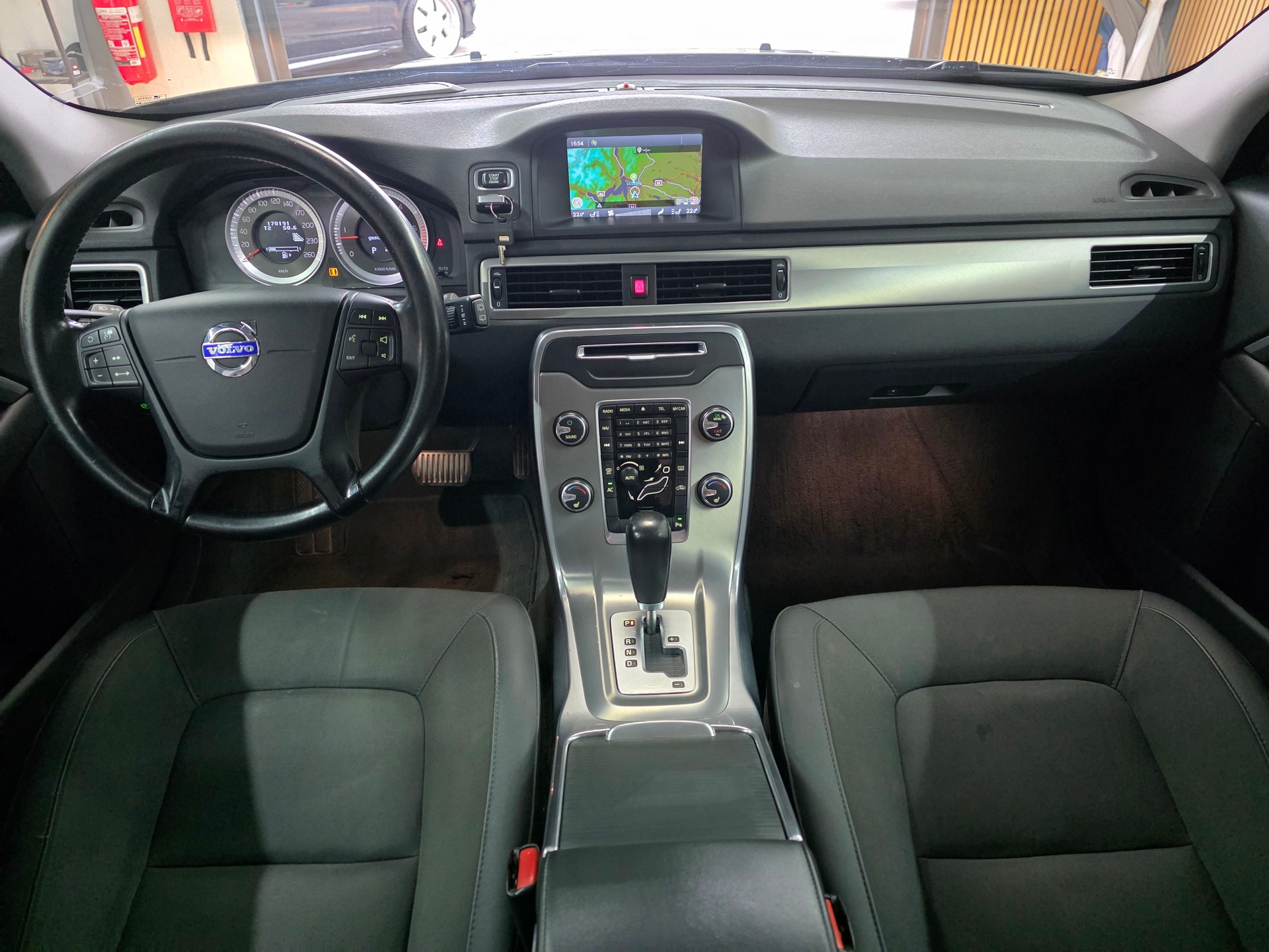 VOLVO V70 D5 AWD Momentum Geartronic-image-11