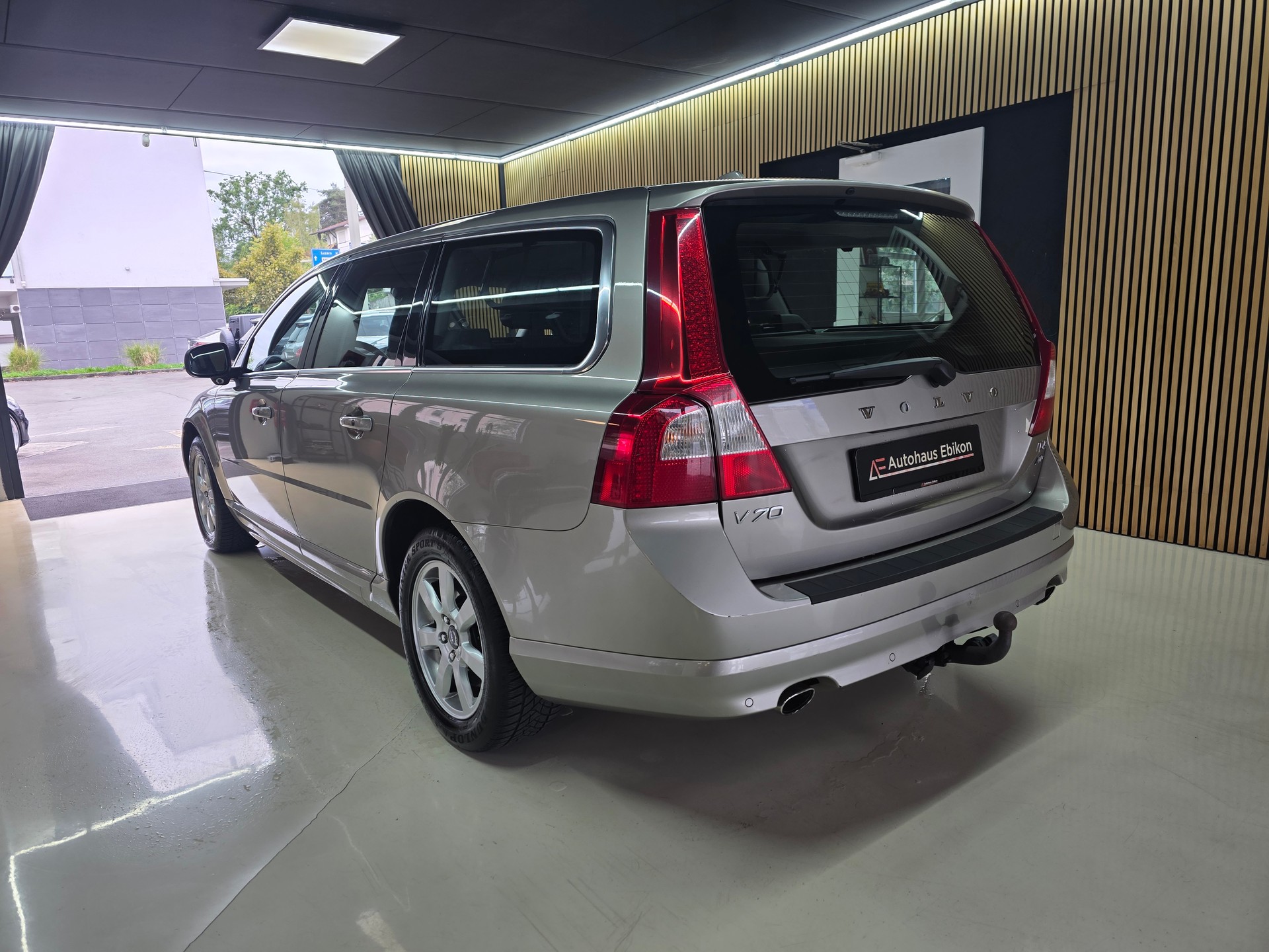 VOLVO V70 D5 AWD Momentum Geartronic-image-4