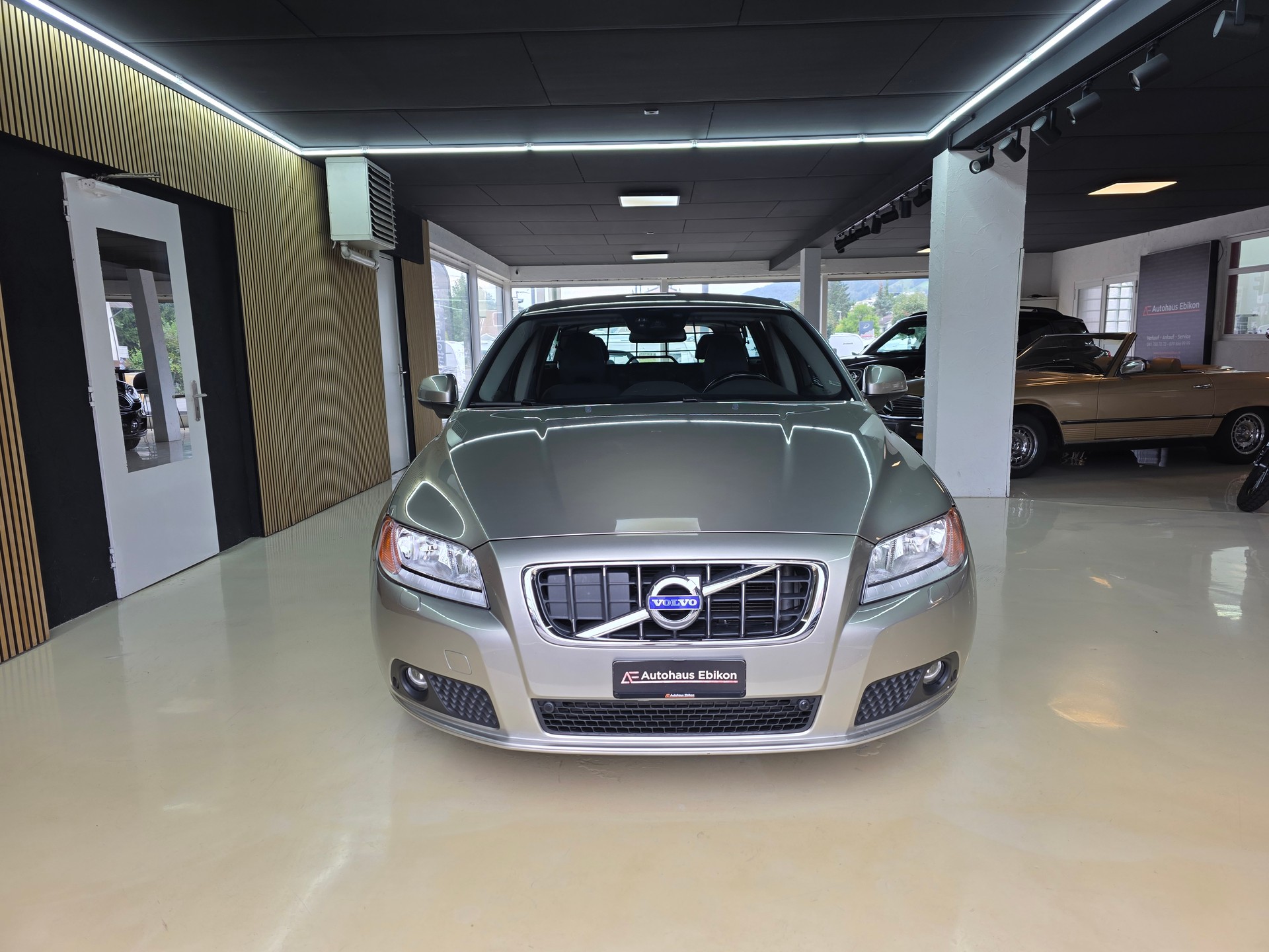 VOLVO V70 D5 AWD Momentum Geartronic-showroom-element-1