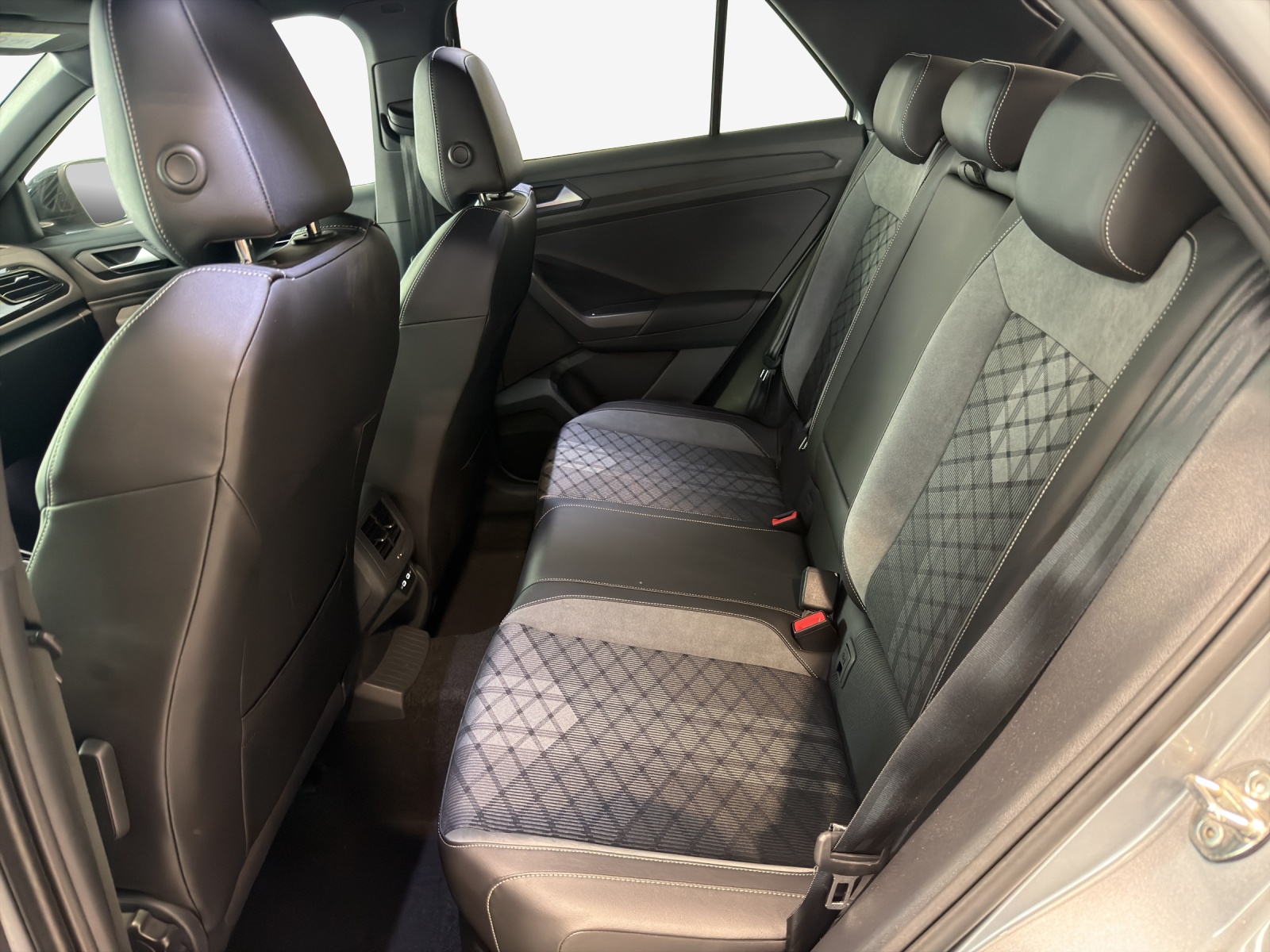 VW T-Roc 2.0 TSI R-Line DSG 4Motion-image-11