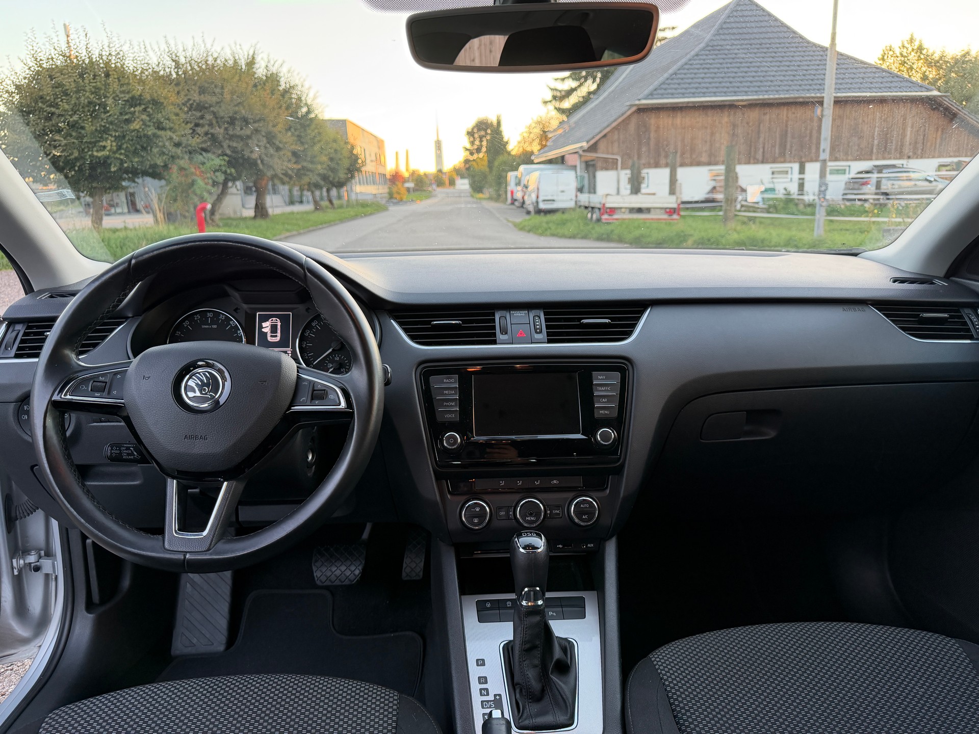 SKODA Octavia Combi 1.6 TDI Style DSG-image-8