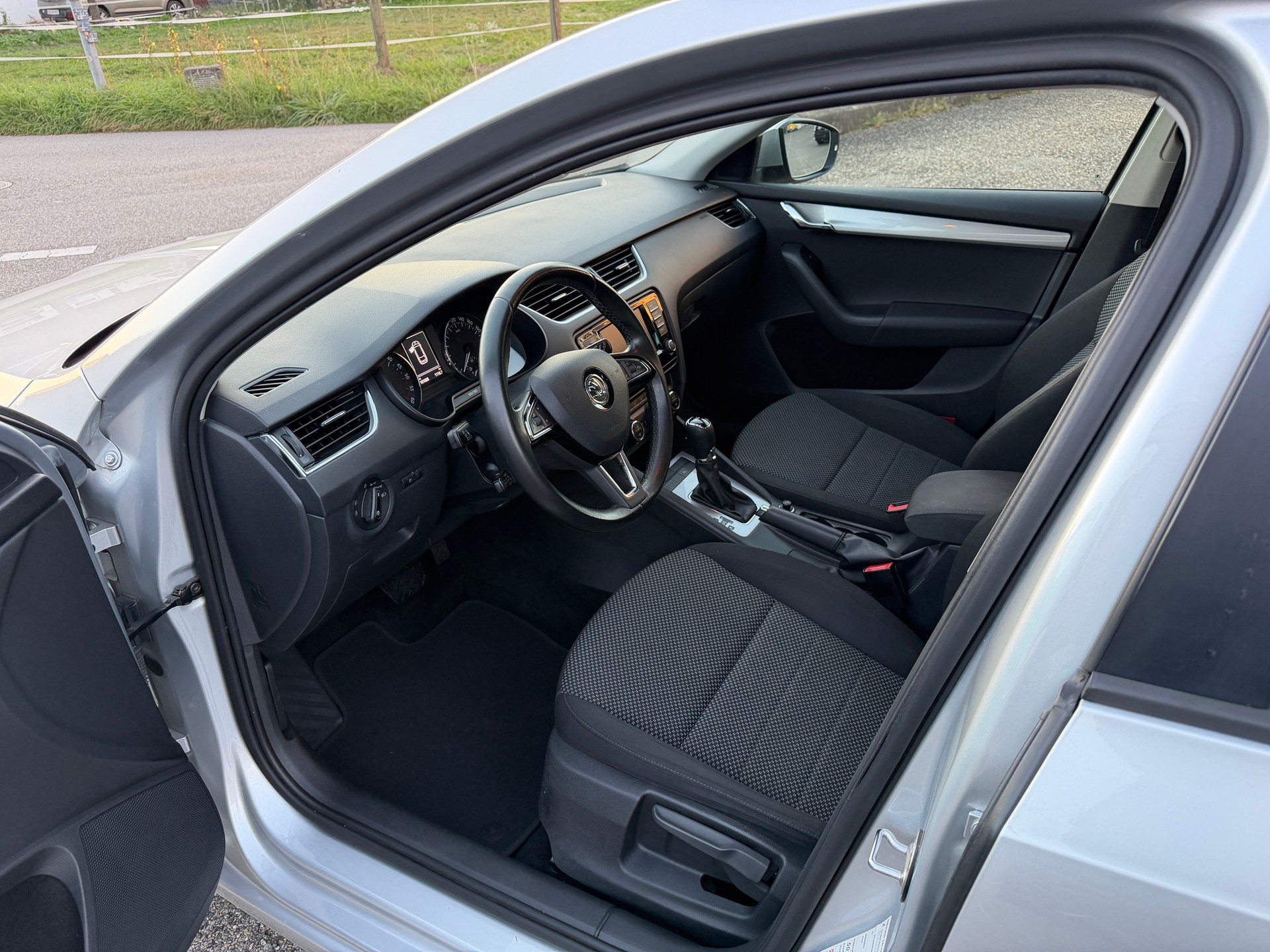 SKODA Octavia Combi 1.6 TDI Style DSG-image-9