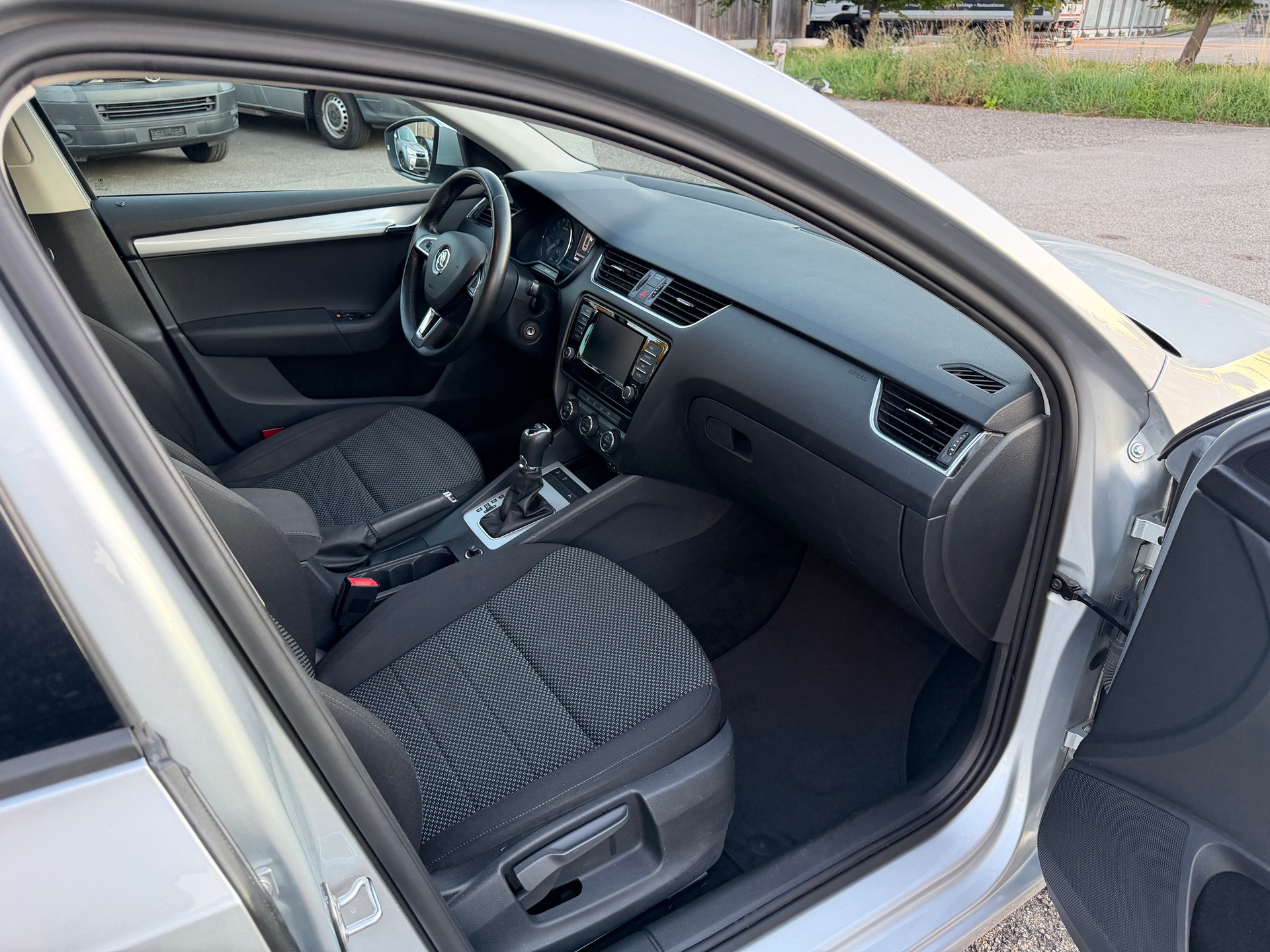 SKODA Octavia Combi 1.6 TDI Style DSG-image-10
