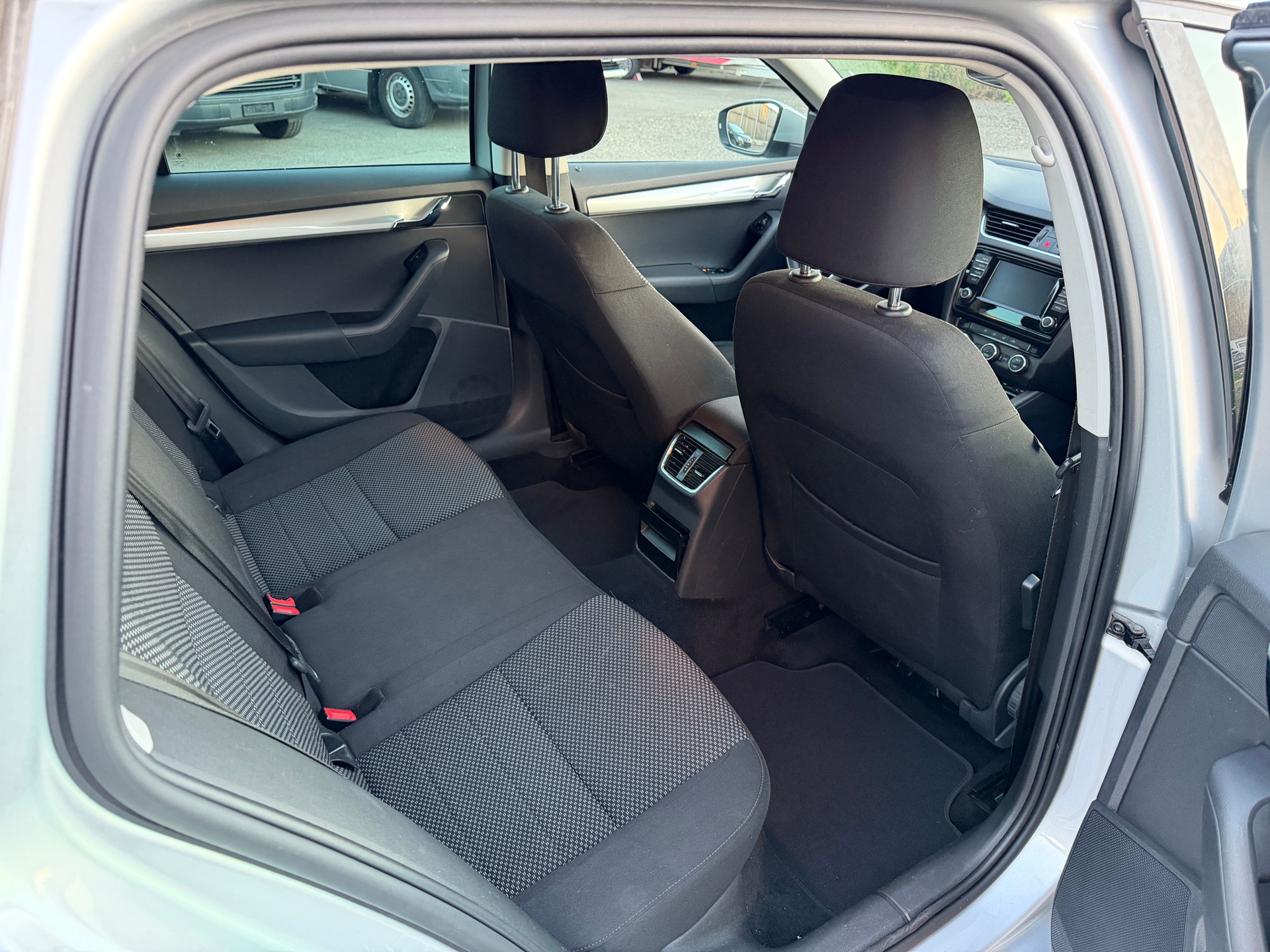 SKODA Octavia Combi 1.6 TDI Style DSG-image-12
