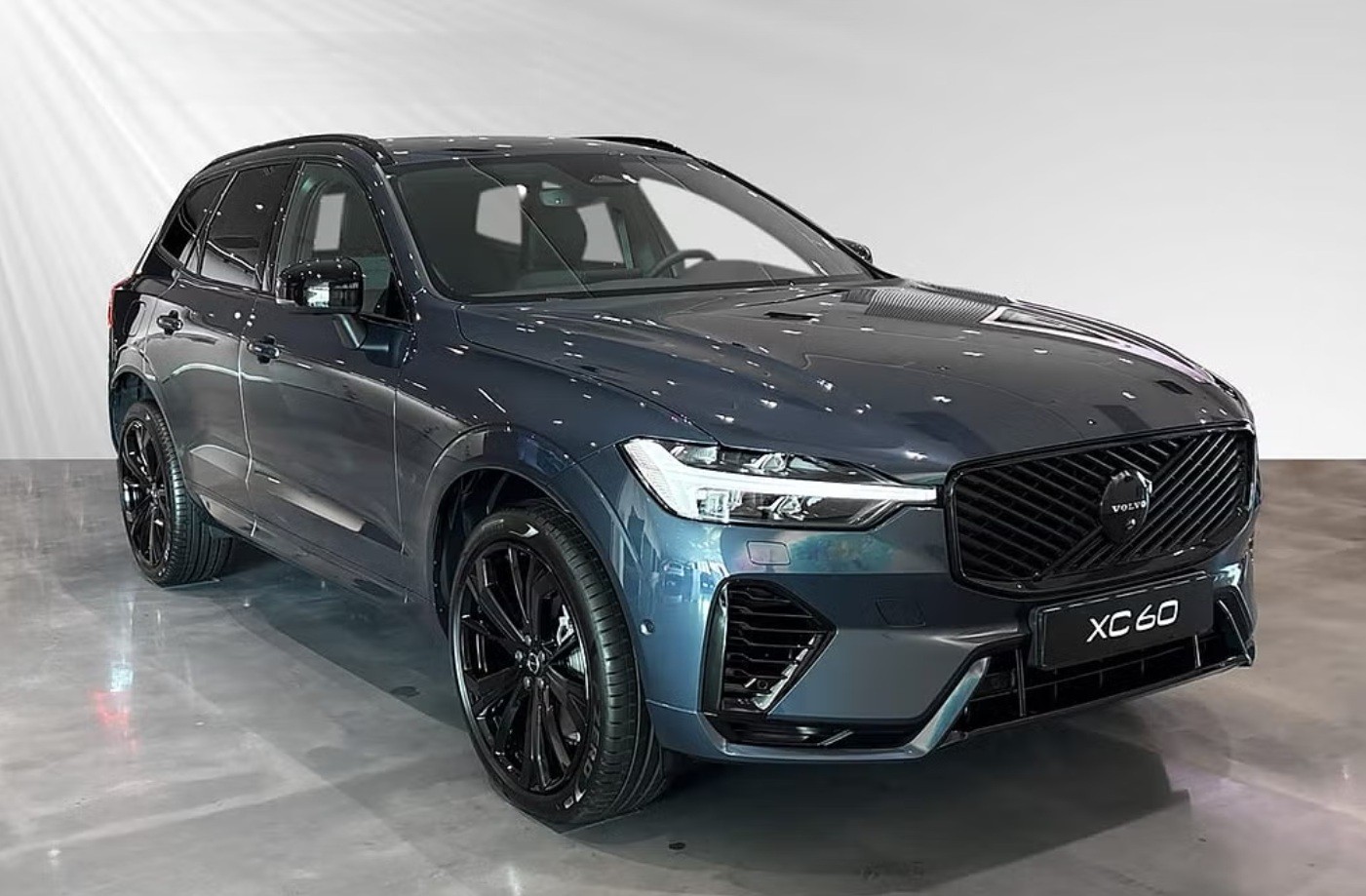 VOLVO XC60 T6 eAWD PluginHybrid Plus Dark Geartronic-image-1