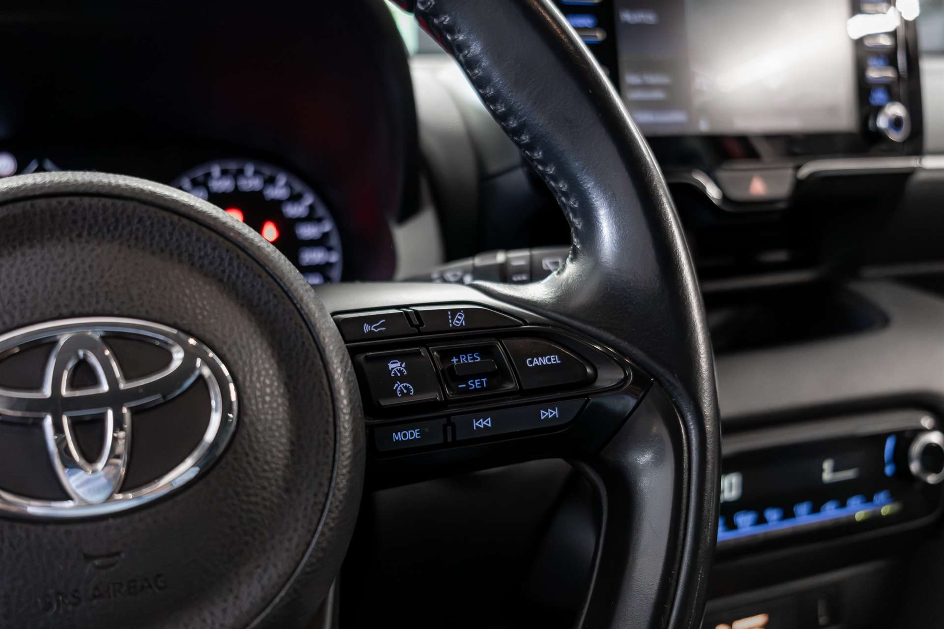 TOYOTA Yaris 1.5 Style e-CVT-image-8