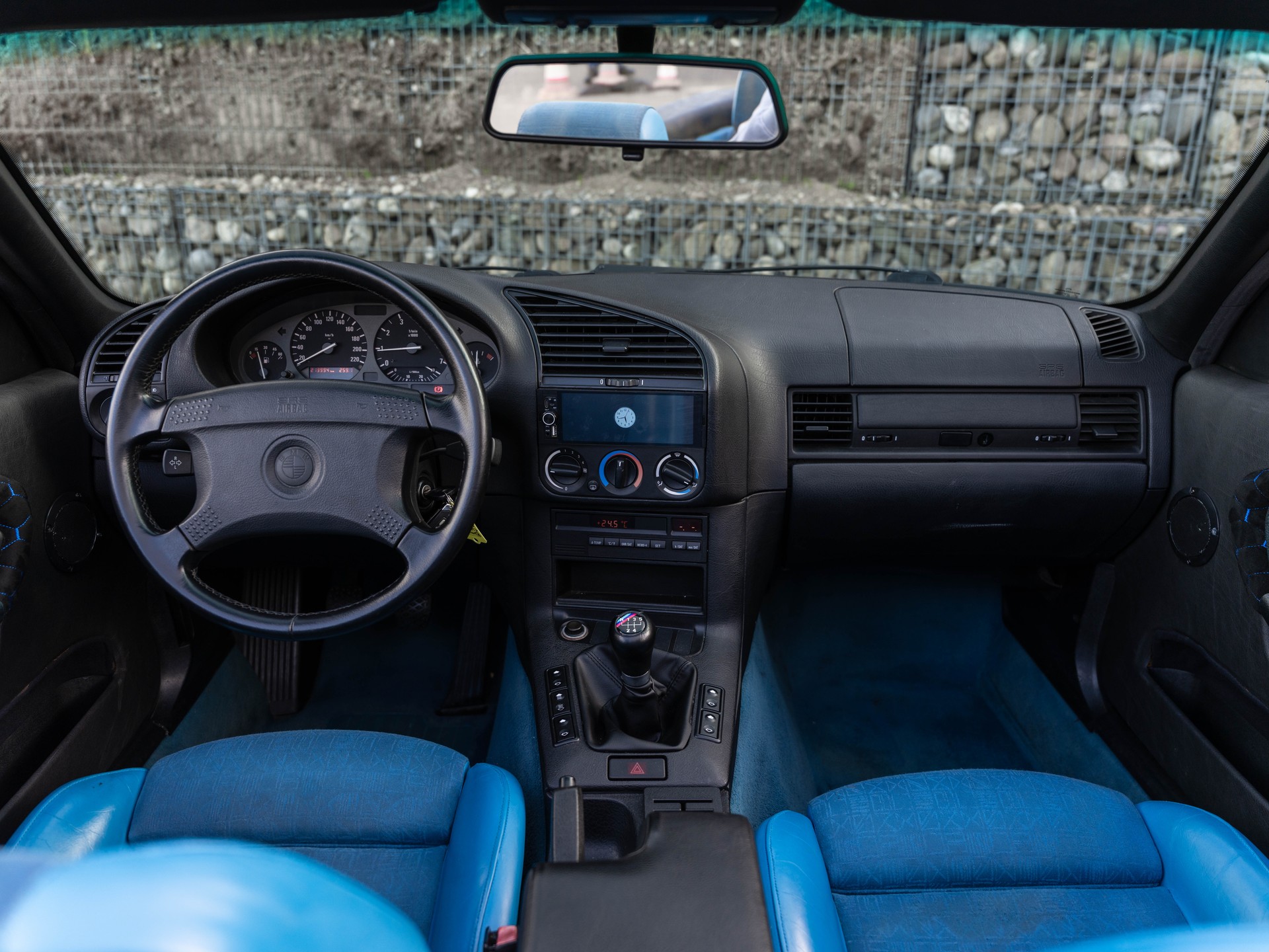 BMW 318i Cabrio INDIVIDUAL M-Paket-image-17