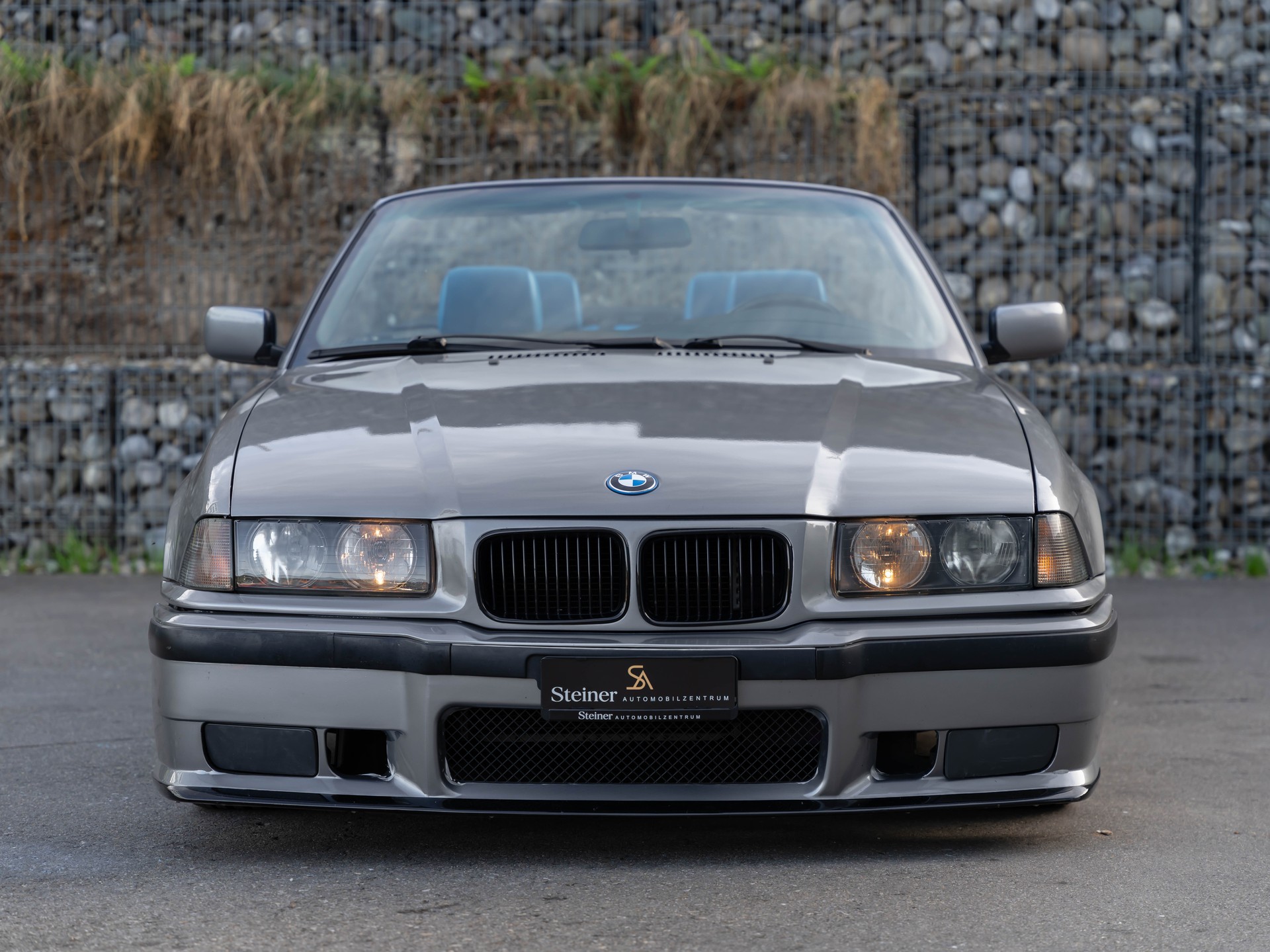 BMW 318i Cabrio INDIVIDUAL M-Paket-image-16