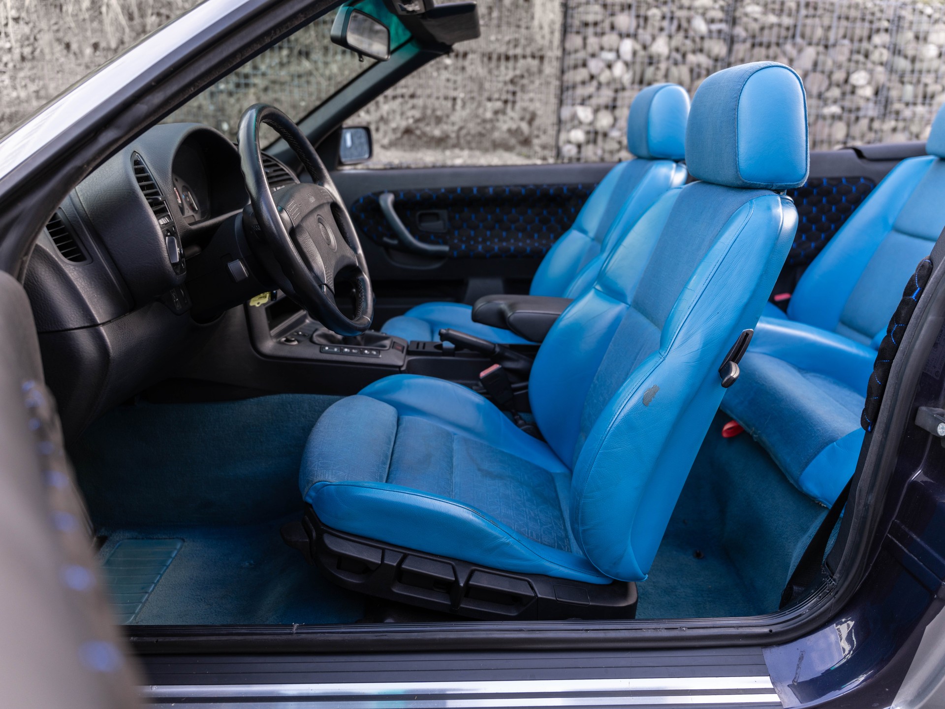 BMW 318i Cabrio INDIVIDUAL M-Paket-image-24