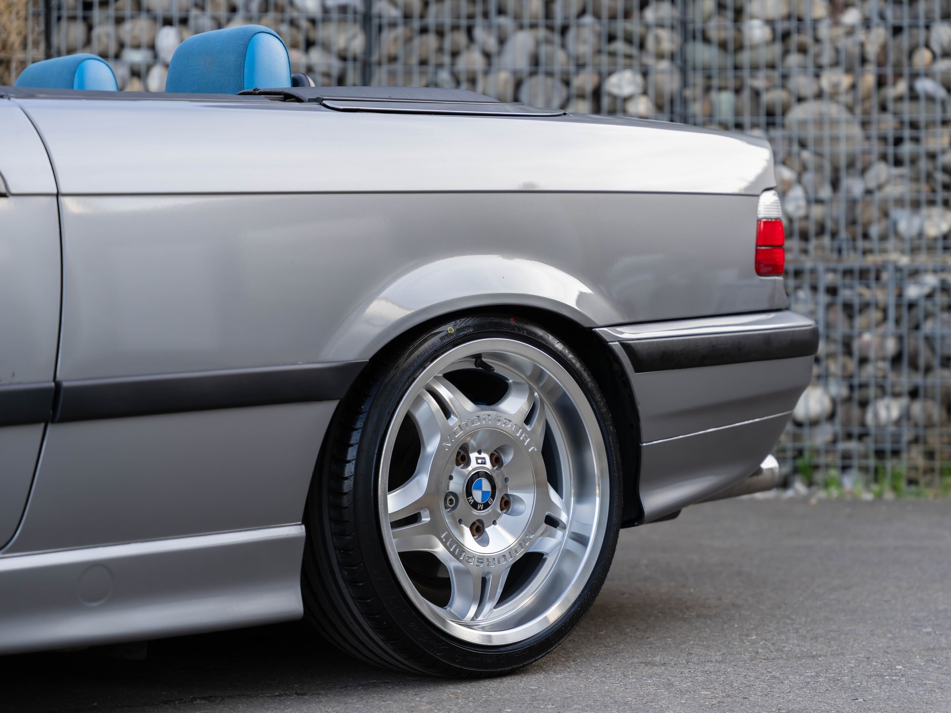 BMW 318i Cabrio INDIVIDUAL M-Paket-image-2