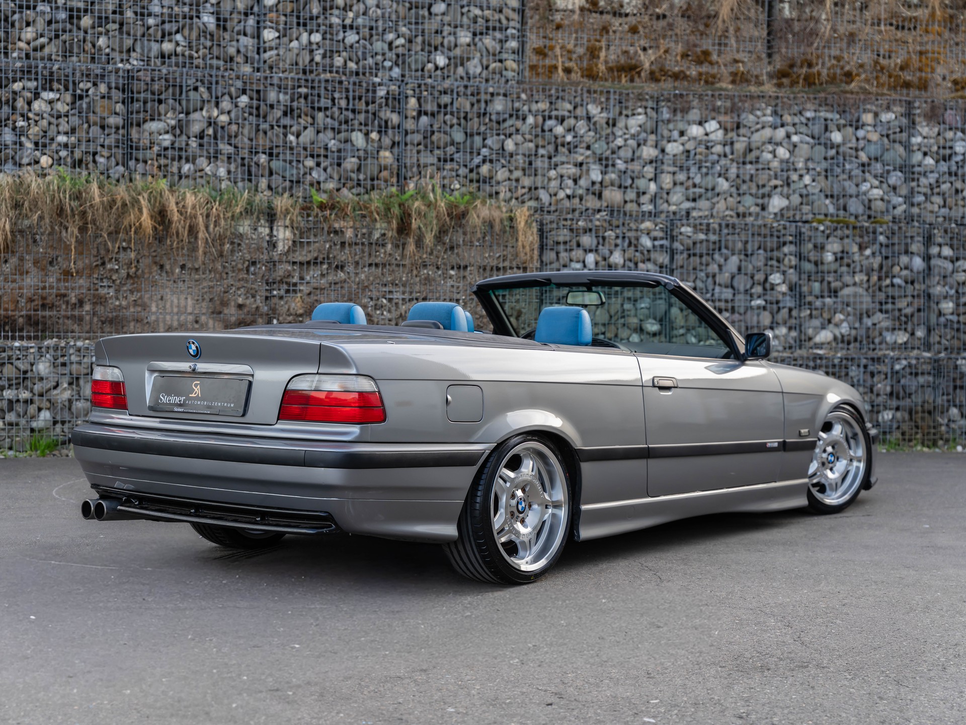 BMW 318i Cabrio INDIVIDUAL M-Paket-image-11