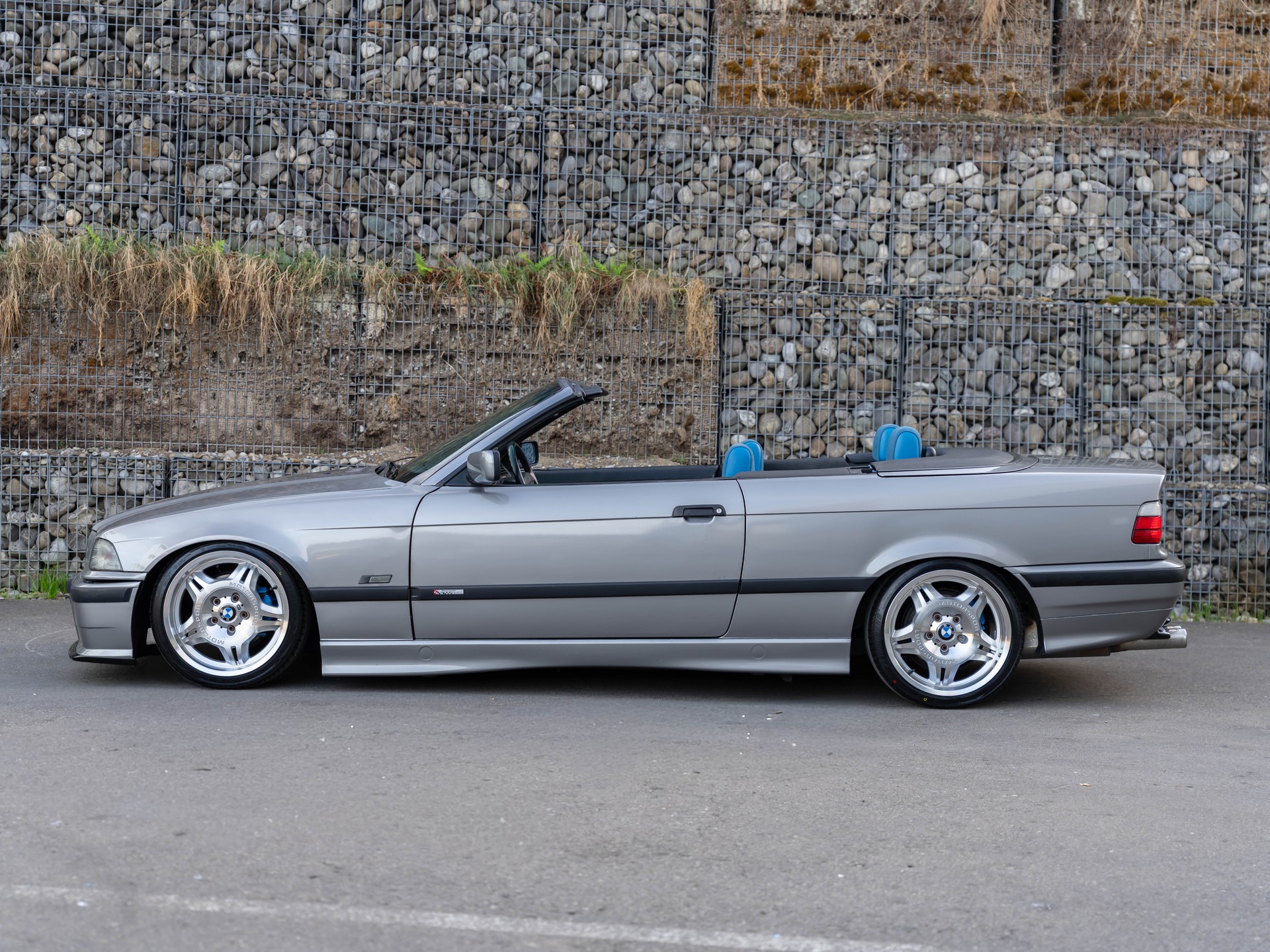 BMW 318i Cabrio INDIVIDUAL M-Paket-image-3