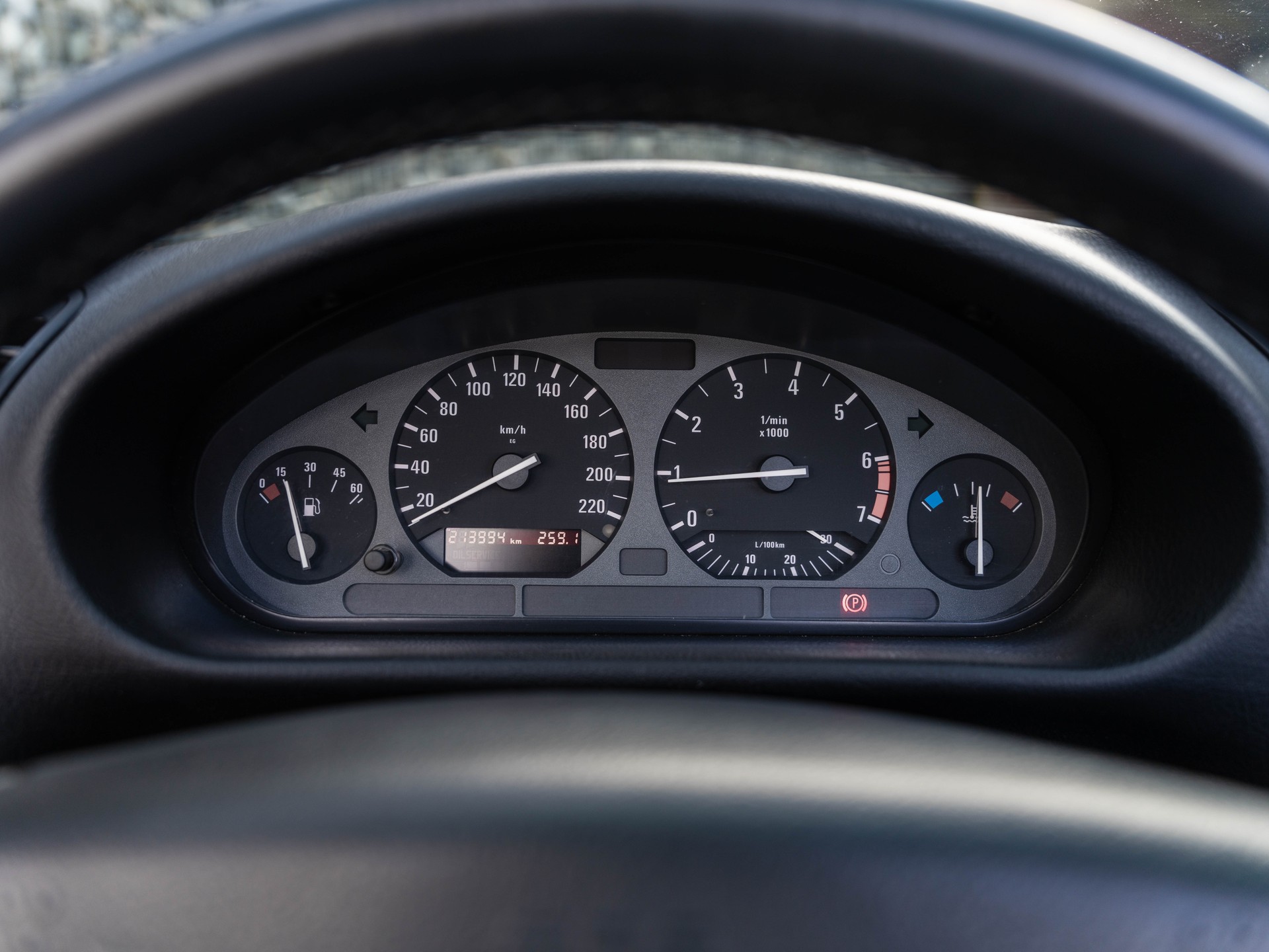 BMW 318i Cabrio INDIVIDUAL M-Paket-image-19
