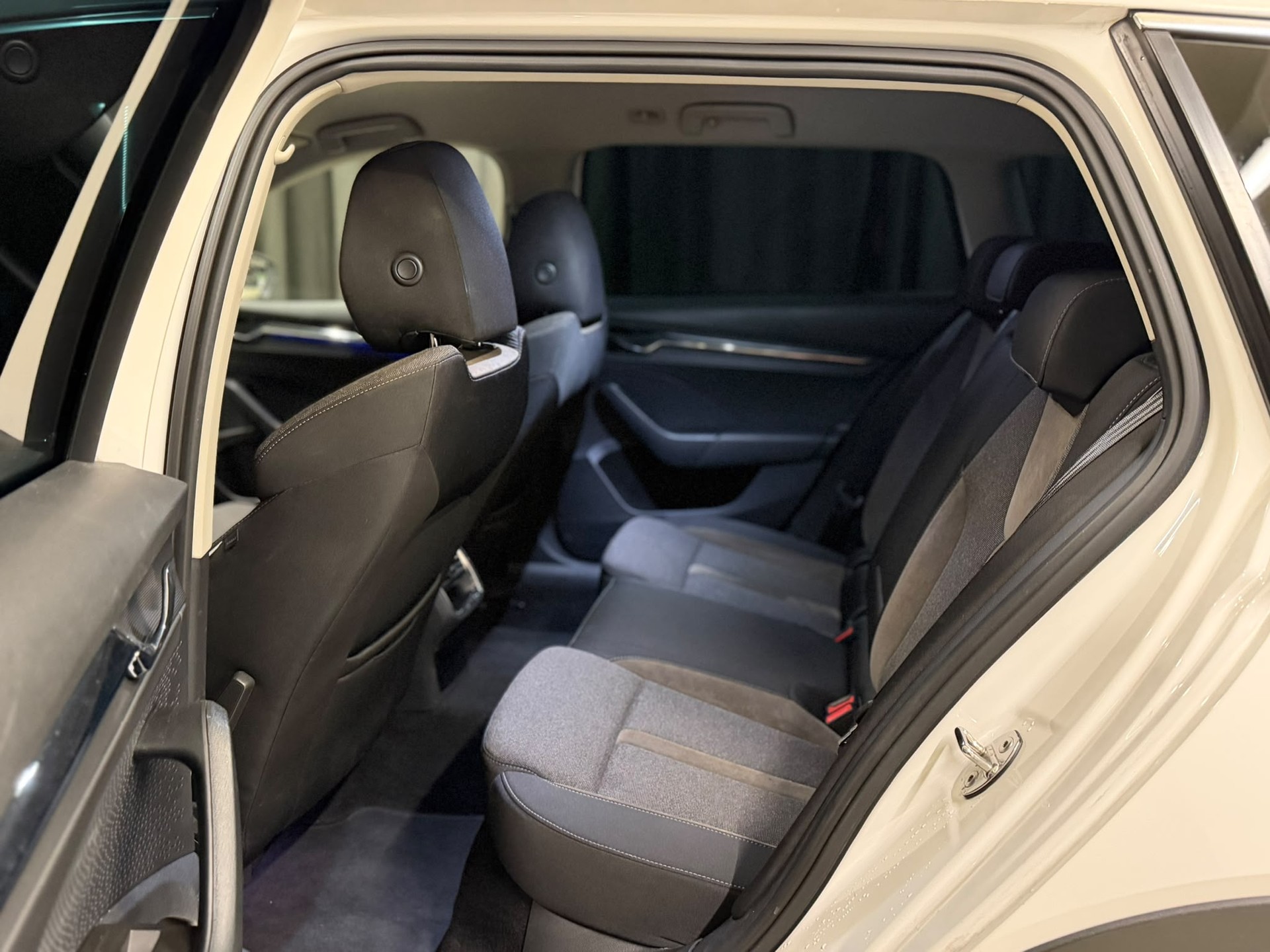 SKODA Octavia Combi 2.0 TDI DSG Scout 4x4-image-7