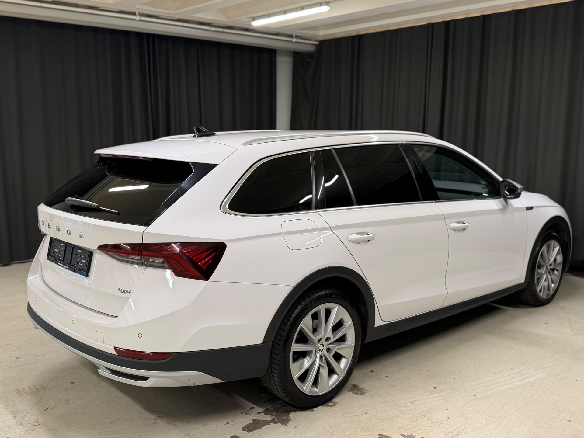 SKODA Octavia Combi 2.0 TDI DSG Scout 4x4-image-3