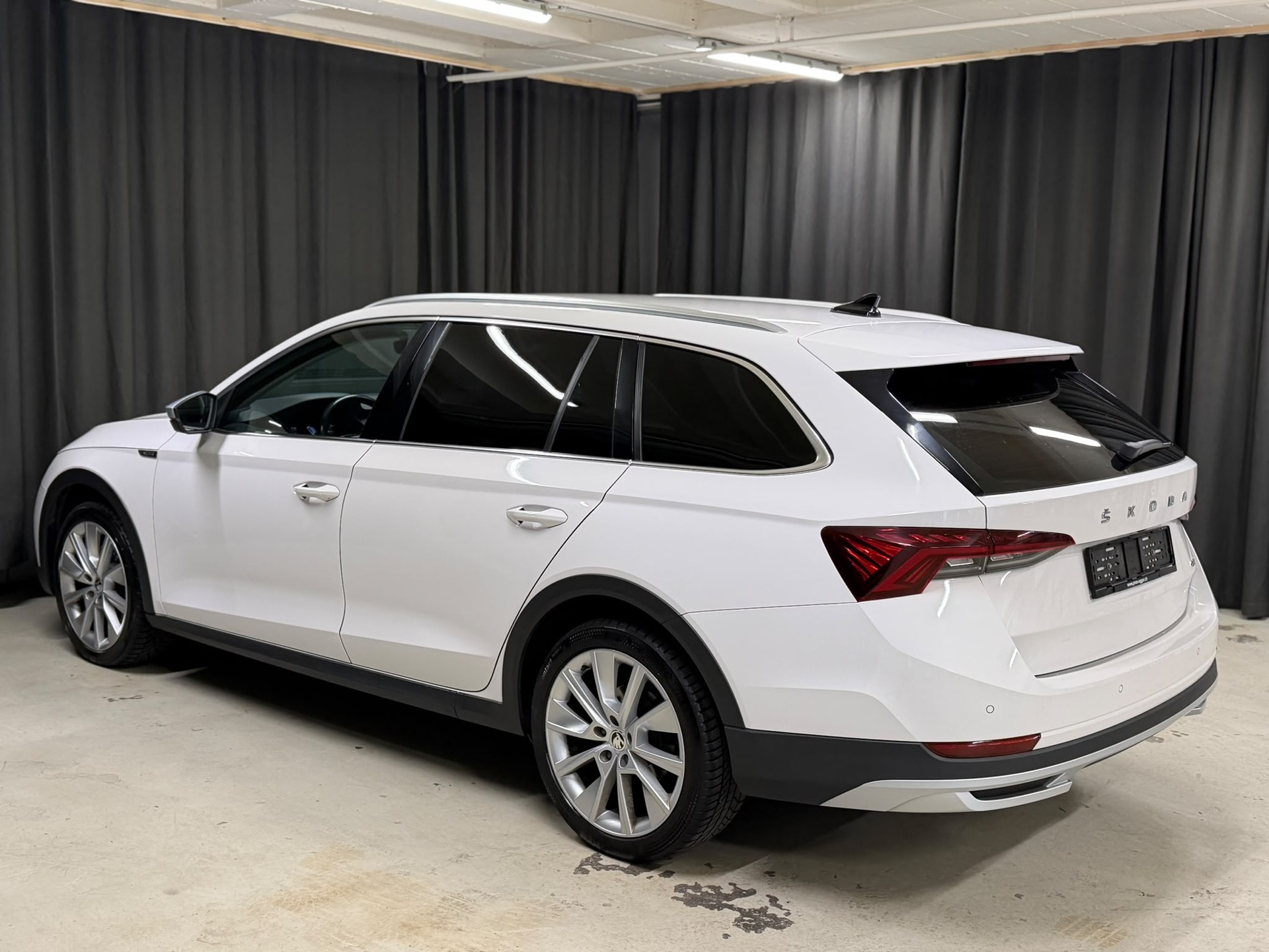 SKODA Octavia Combi 2.0 TDI DSG Scout 4x4-image-2