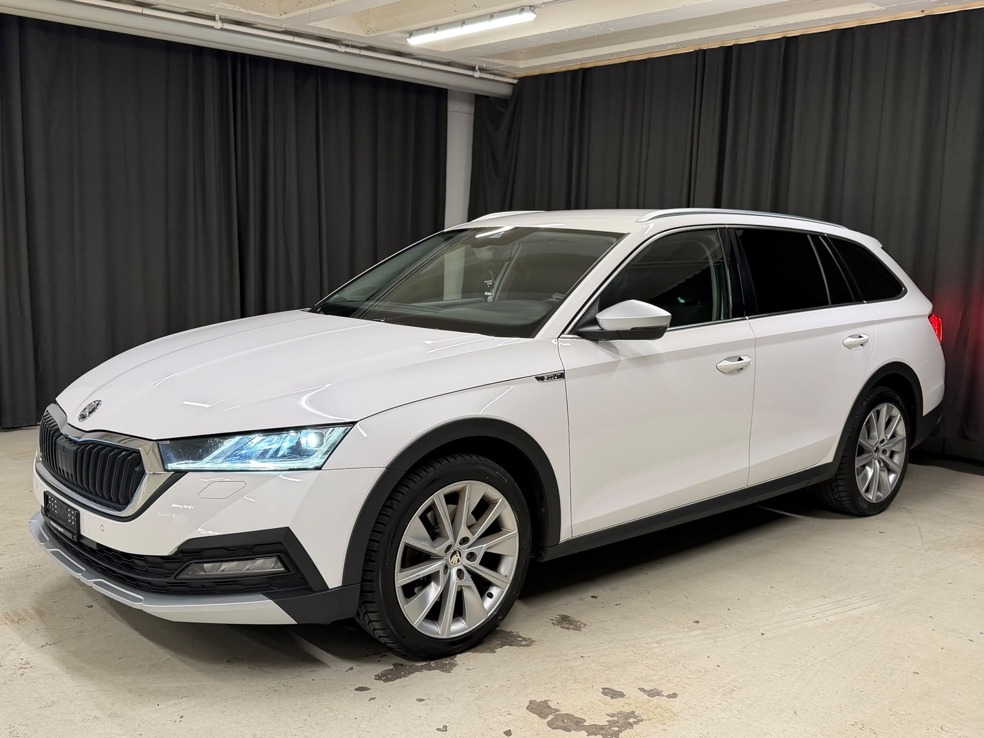 SKODA Octavia Combi 2.0 TDI DSG Scout 4x4-image-0
