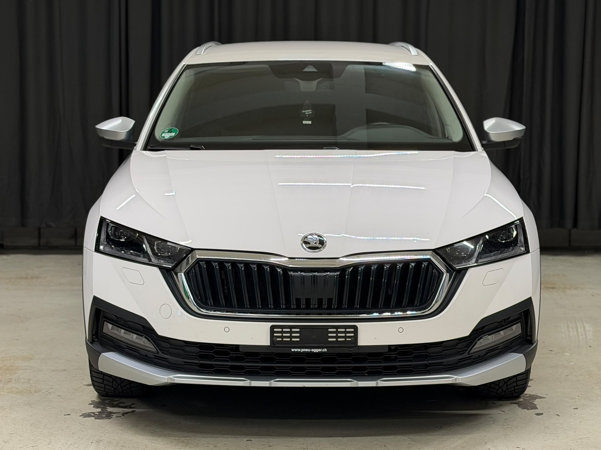 SKODA Octavia Combi 2.0 TDI DSG Scout 4x4-image-1