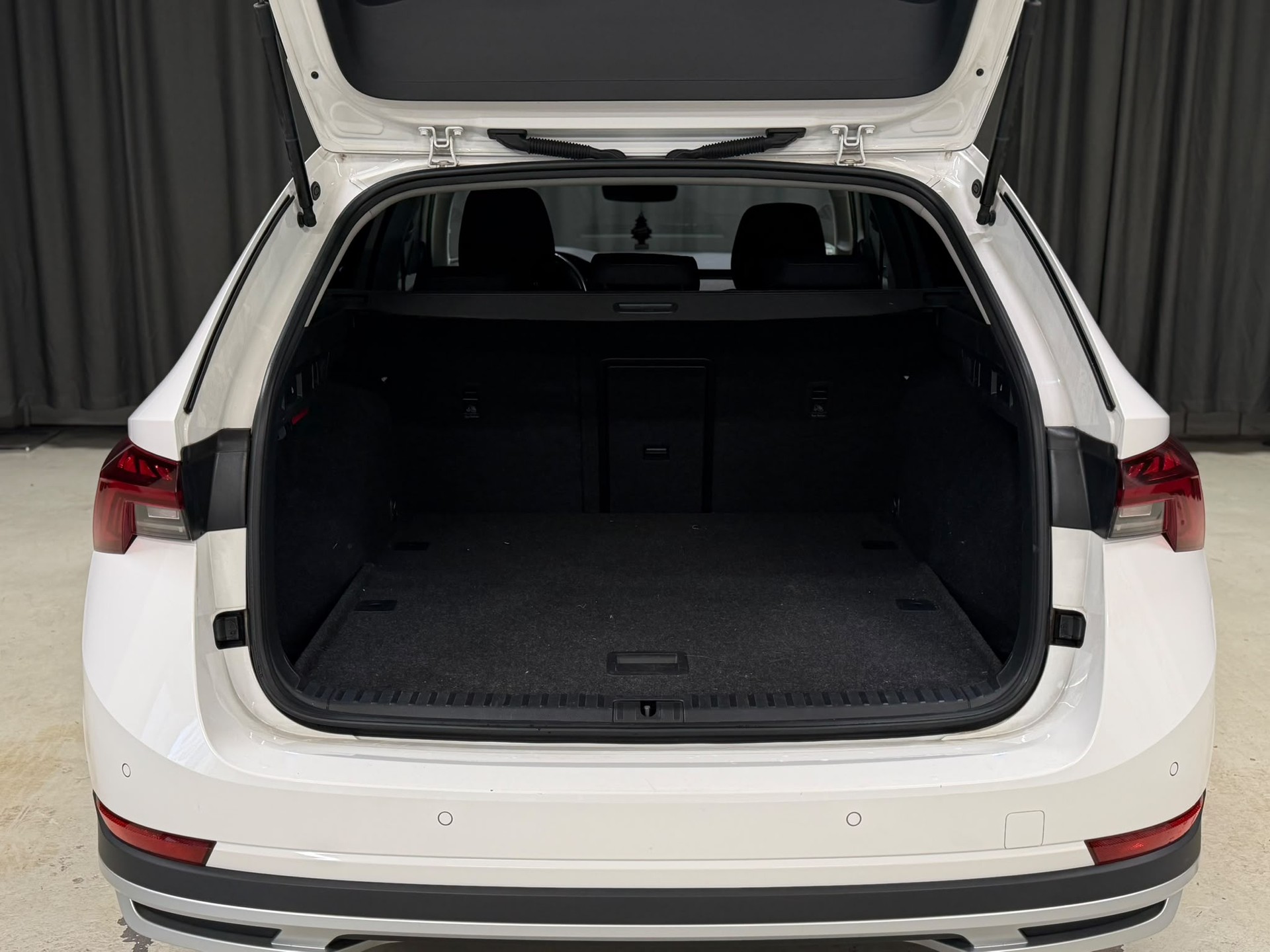 SKODA Octavia Combi 2.0 TDI DSG Scout 4x4-image-10