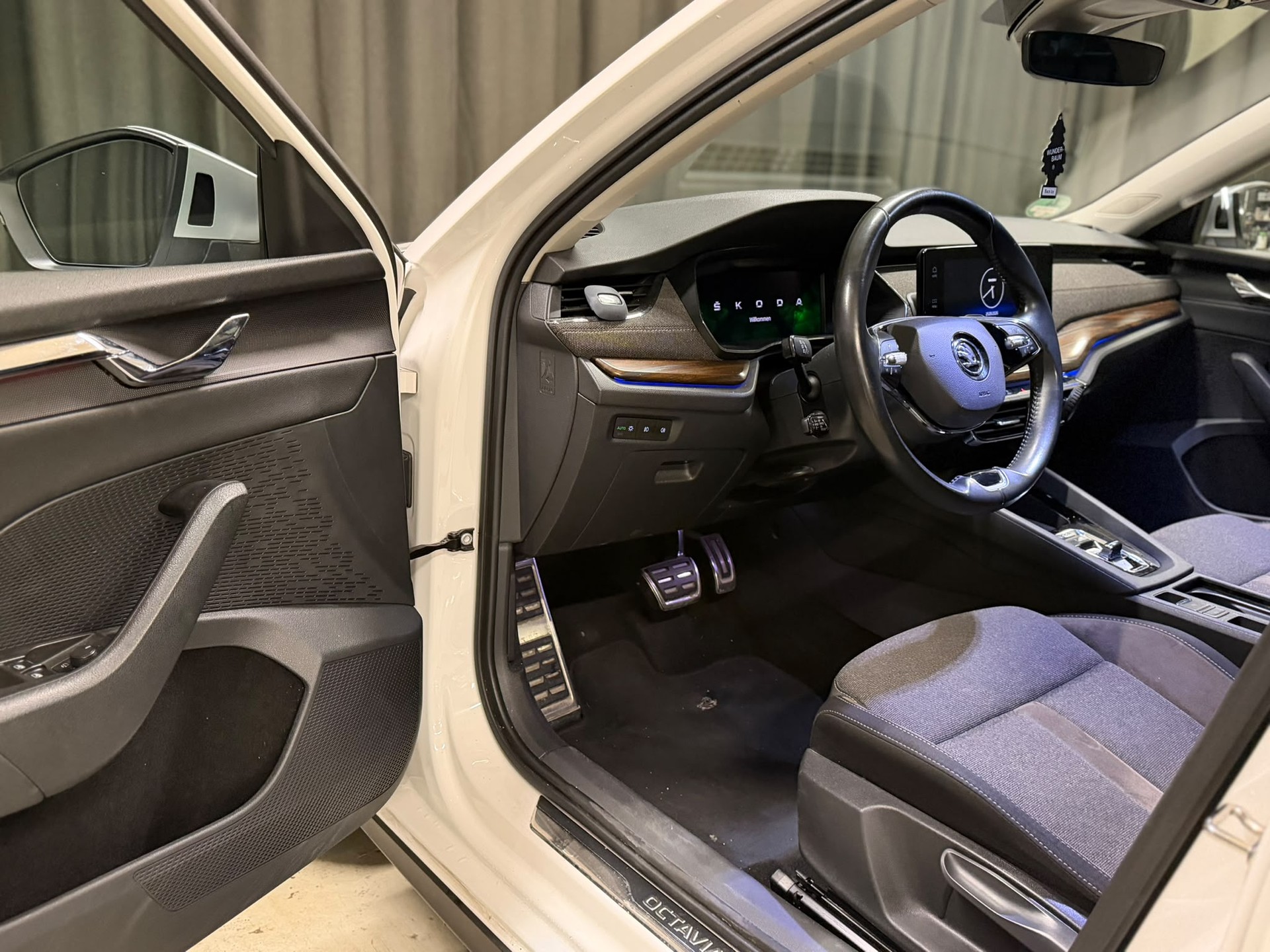 SKODA Octavia Combi 2.0 TDI DSG Scout 4x4-image-5