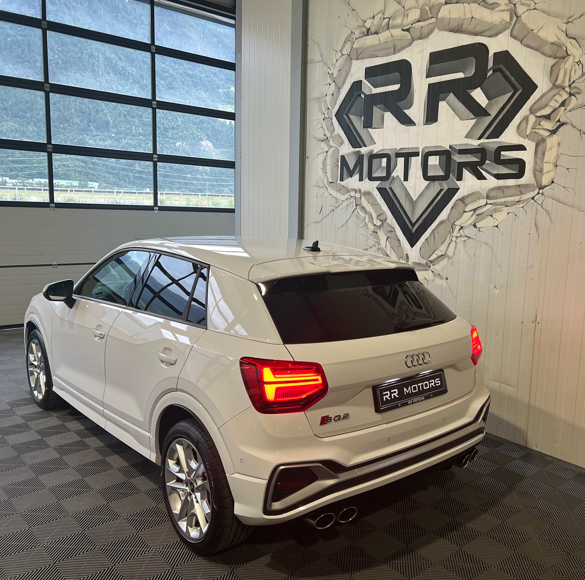 AUDI SQ2 TFSI quattro S-tronic-image-2