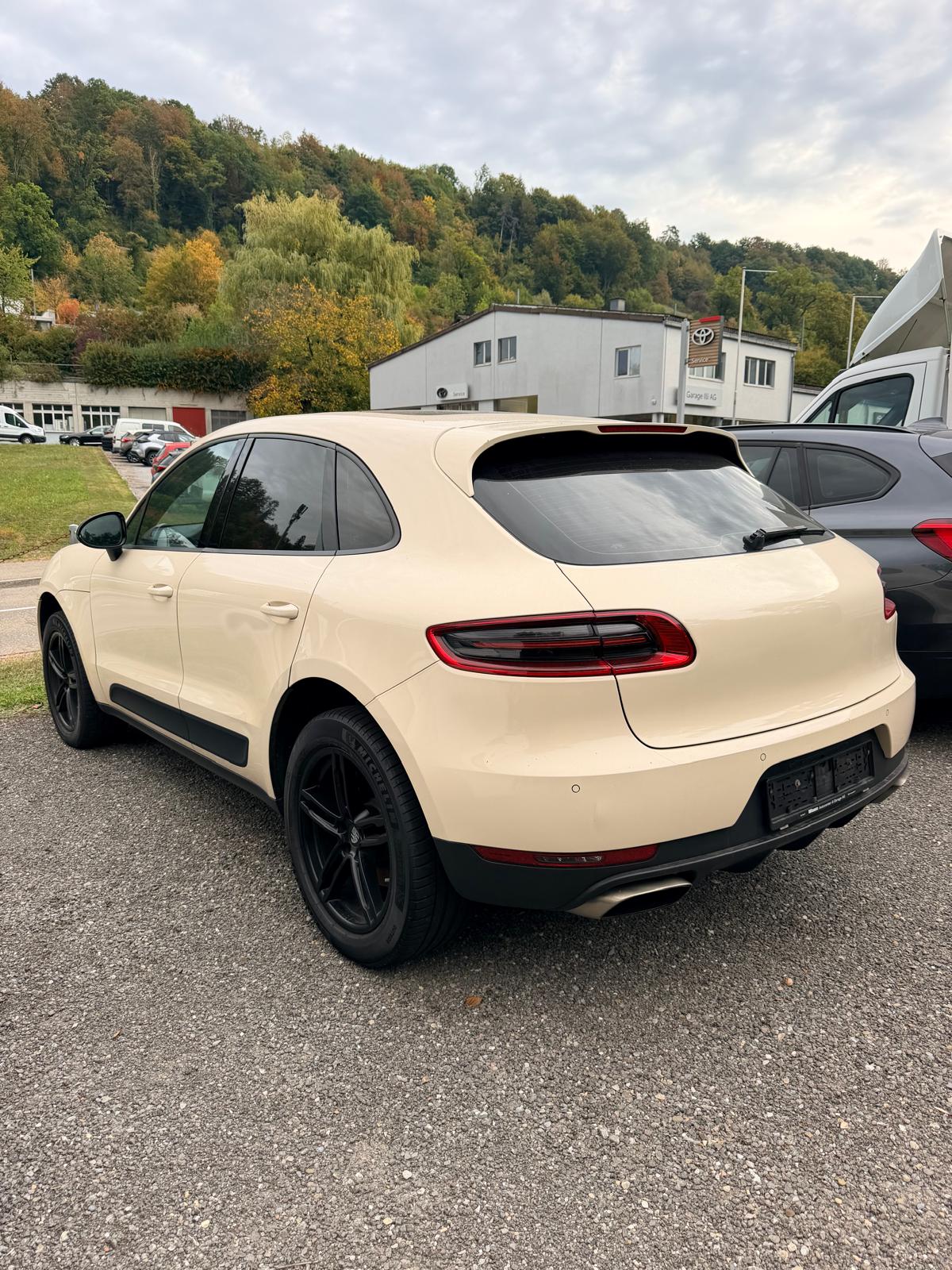 PORSCHE MACAN-image-1