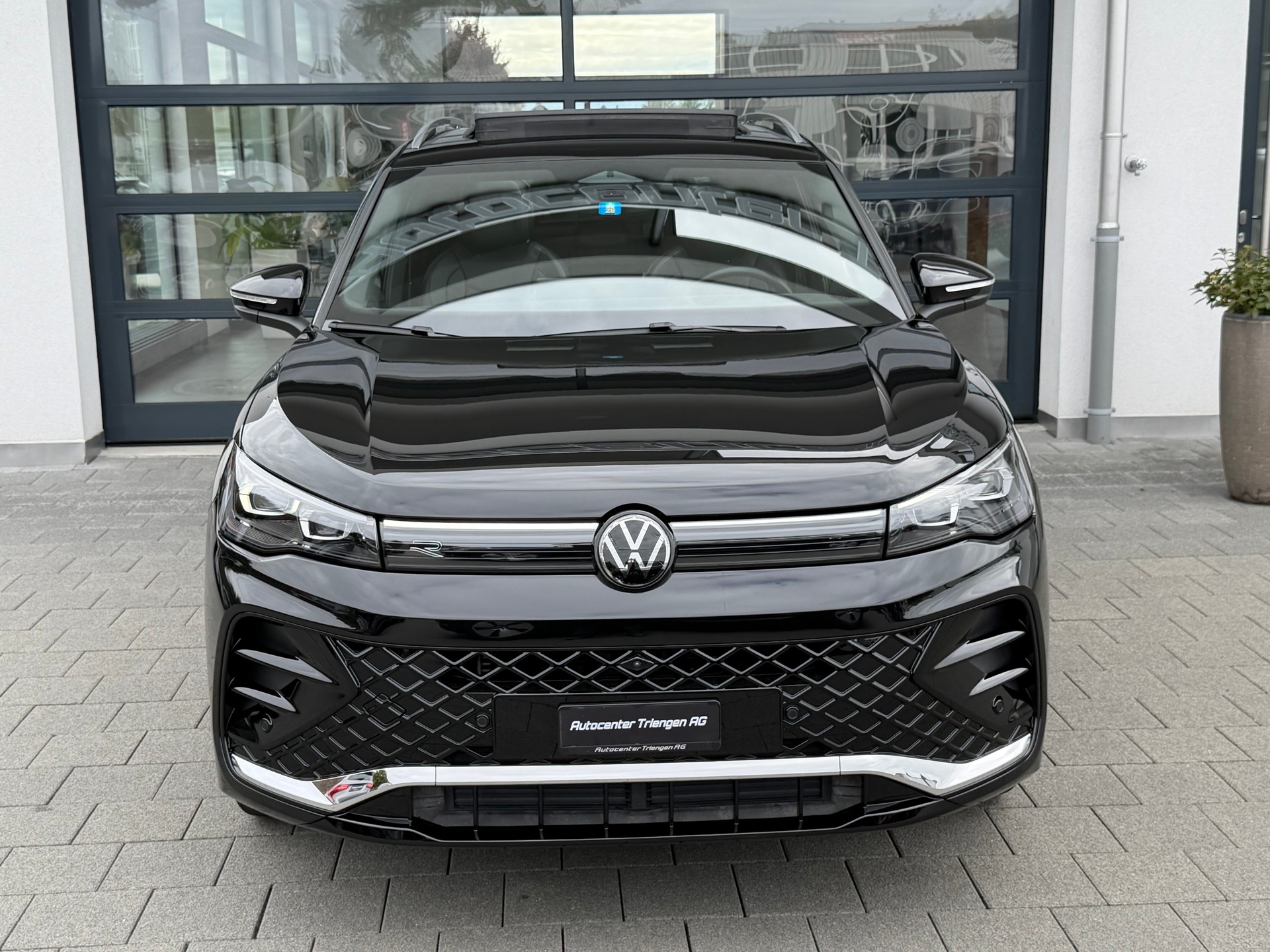 VW Tiguan 2.0 TSI DSG R-Line 4Motion-image-2