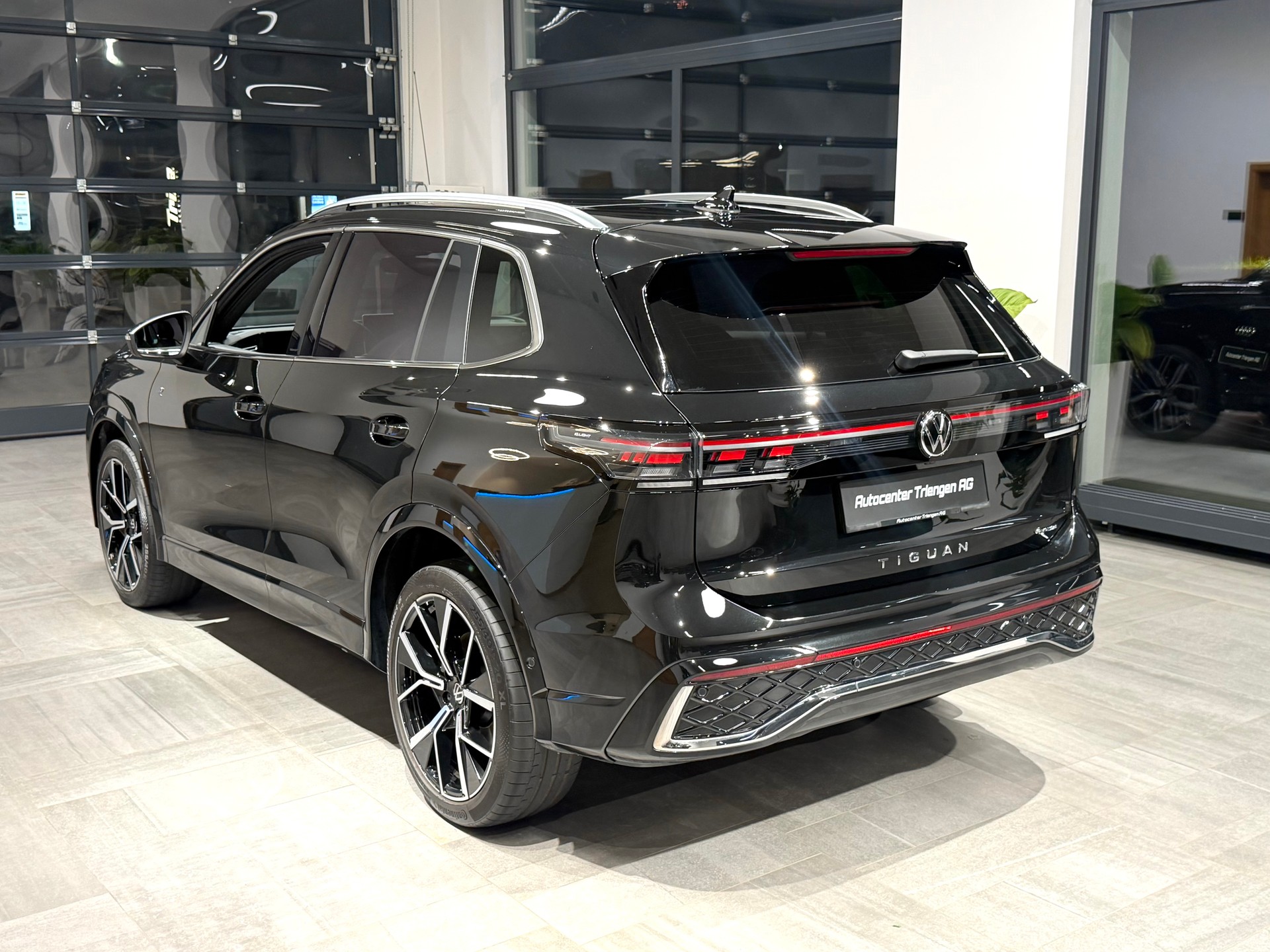 VW Tiguan 2.0 TSI DSG R-Line 4Motion-image-12