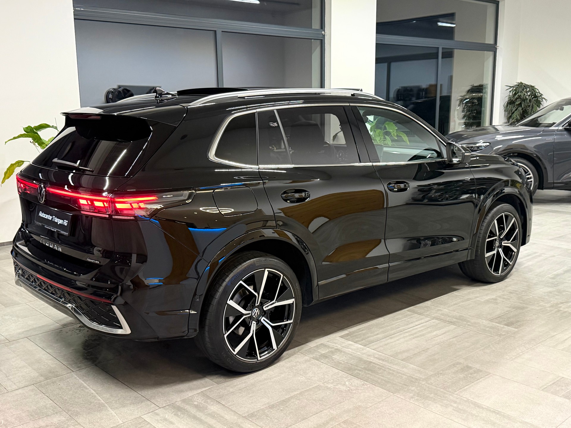 VW Tiguan 2.0 TSI DSG R-Line 4Motion-image-18